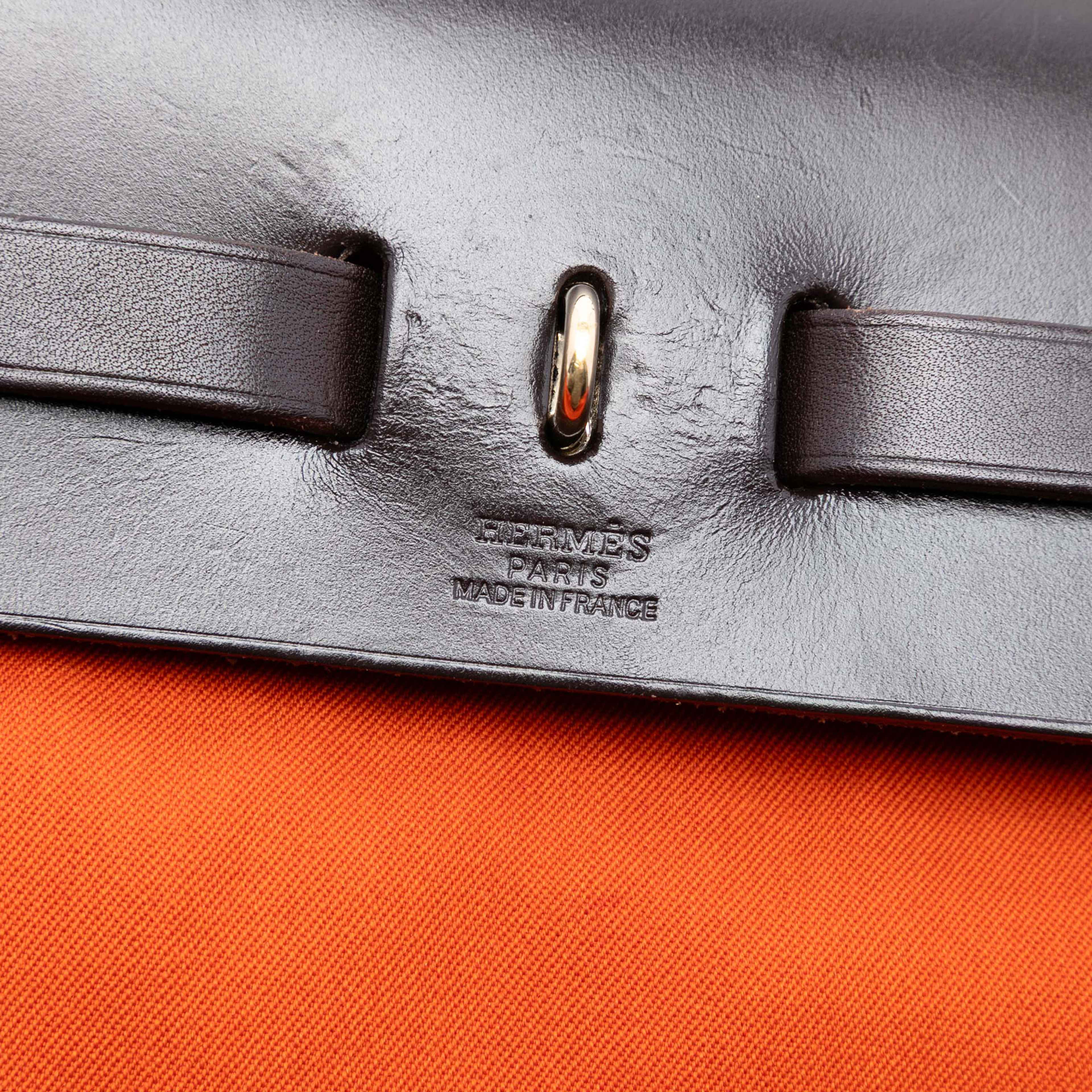 Hermès Toile Herbag Zip 31, från Luxclusif, i färgen orange. Klicka för att öppna bilden i stort format