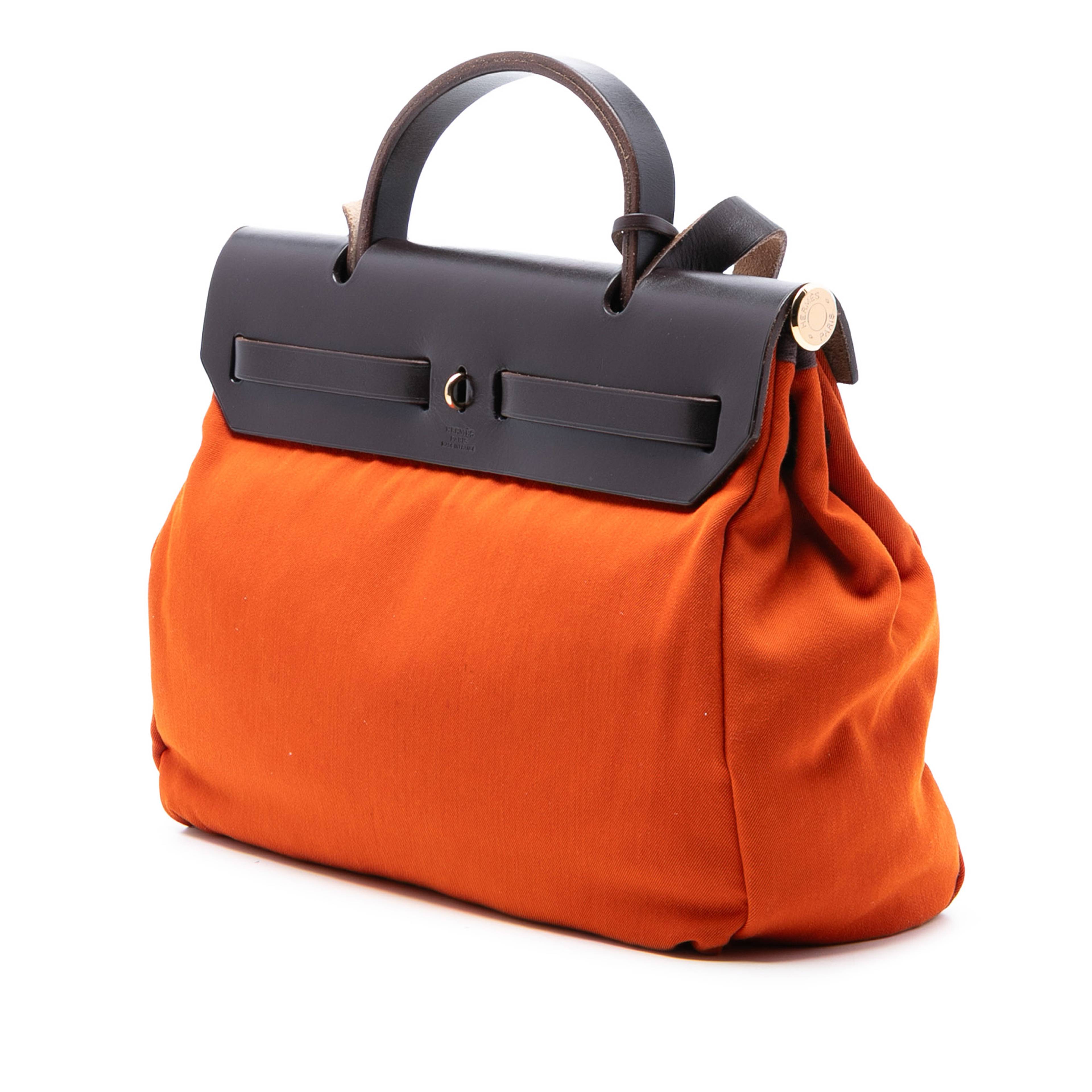 Hermès Toile Herbag Zip 31, från Luxclusif, i färgen orange. Klicka för att öppna bilden i stort format