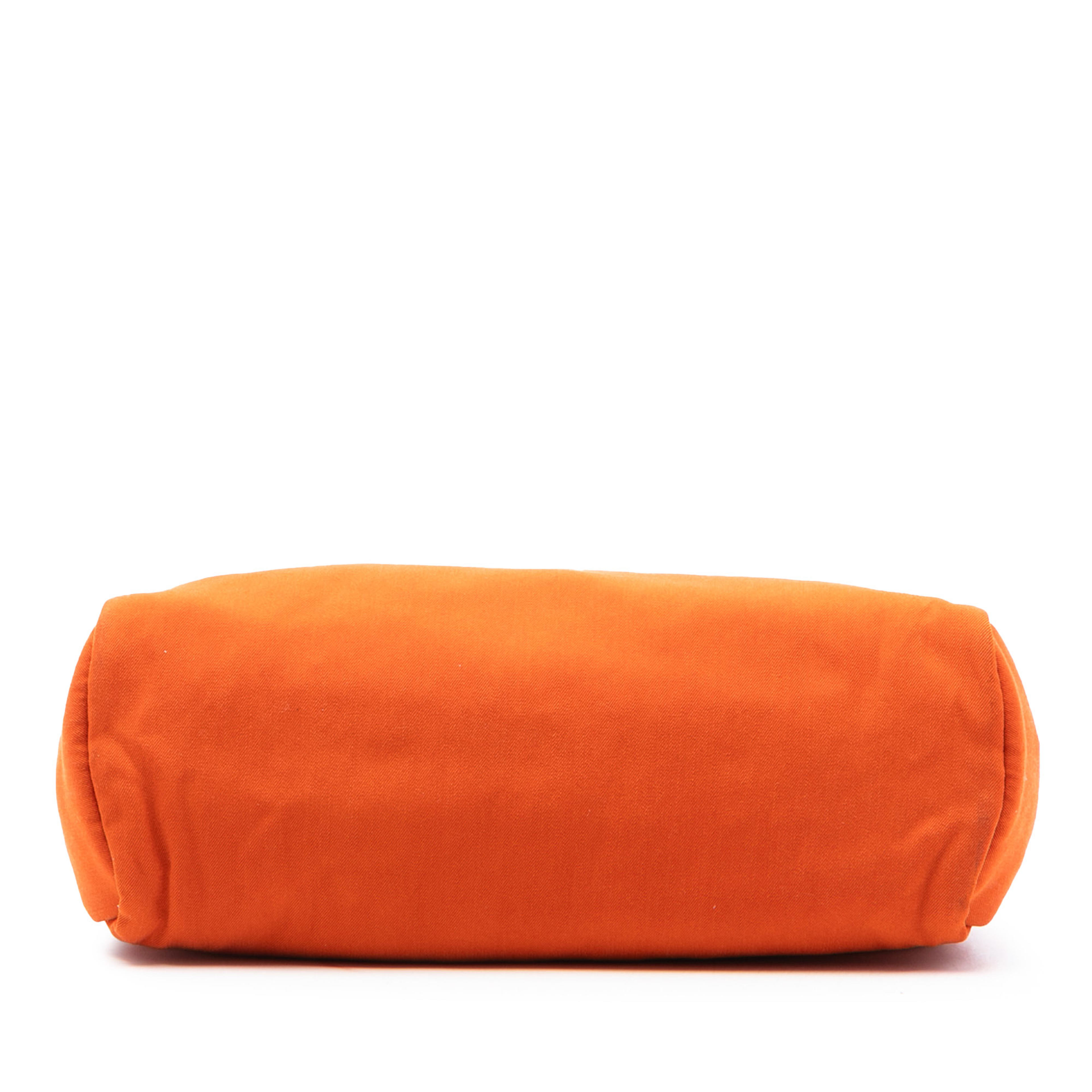 Hermès Toile Herbag Zip 31, från Luxclusif, i färgen orange. Klicka för att öppna bilden i stort format