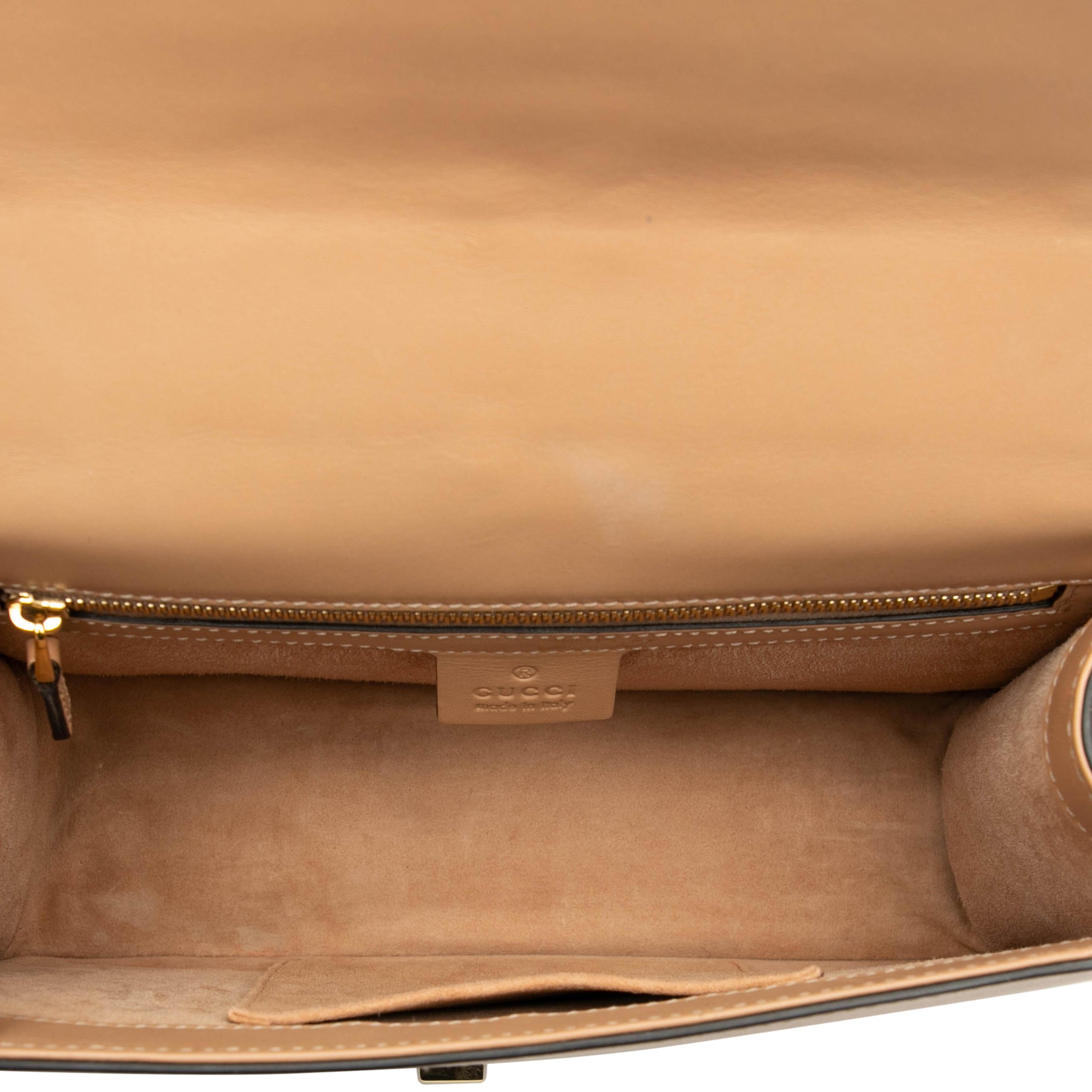 Gucci Small Calfskin Sylvie Satchel, från Luxclusif, i färgen light brown. Klicka för att öppna bilden i stort format