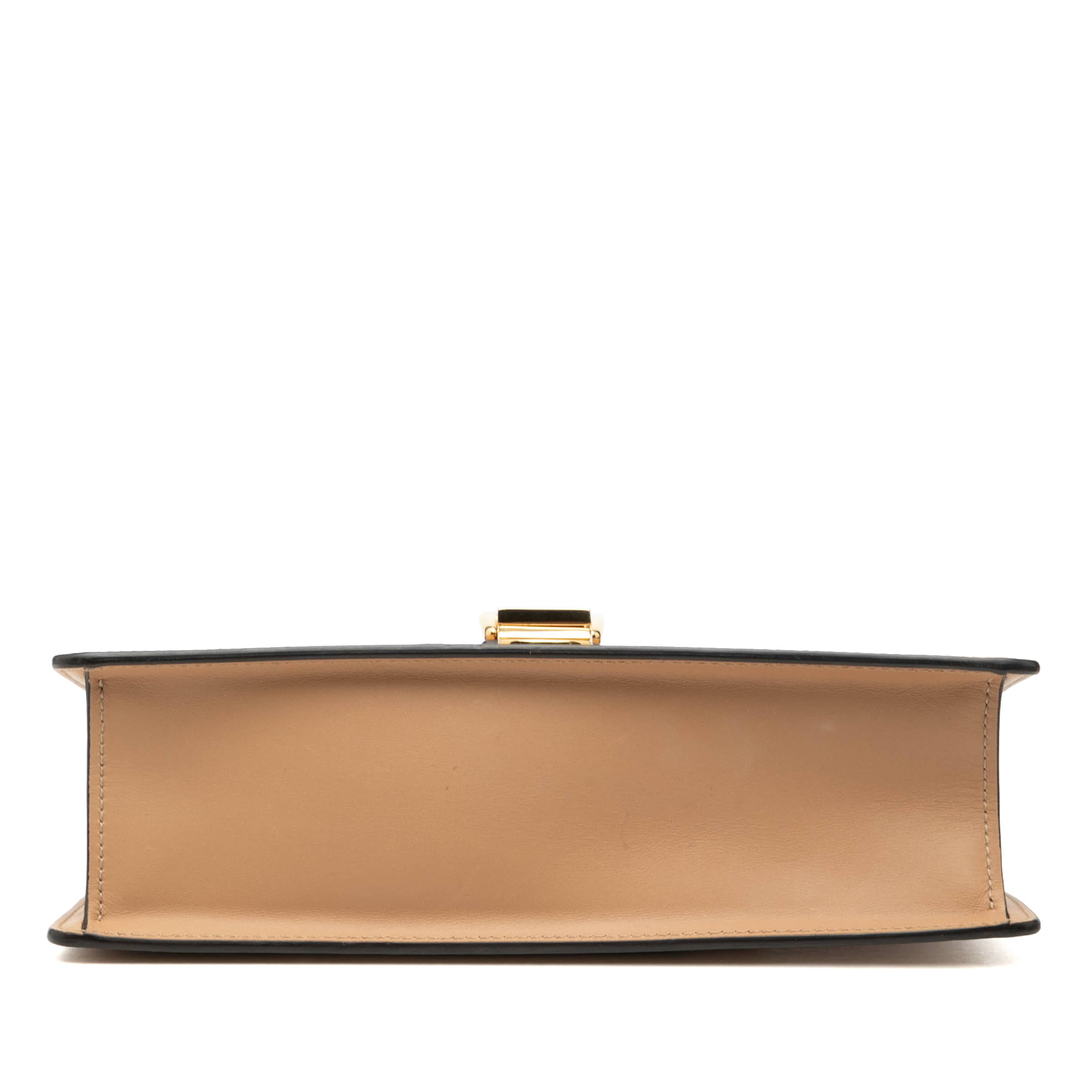 Gucci Small Calfskin Sylvie Satchel, från Luxclusif, i färgen light brown. Klicka för att öppna bilden i stort format