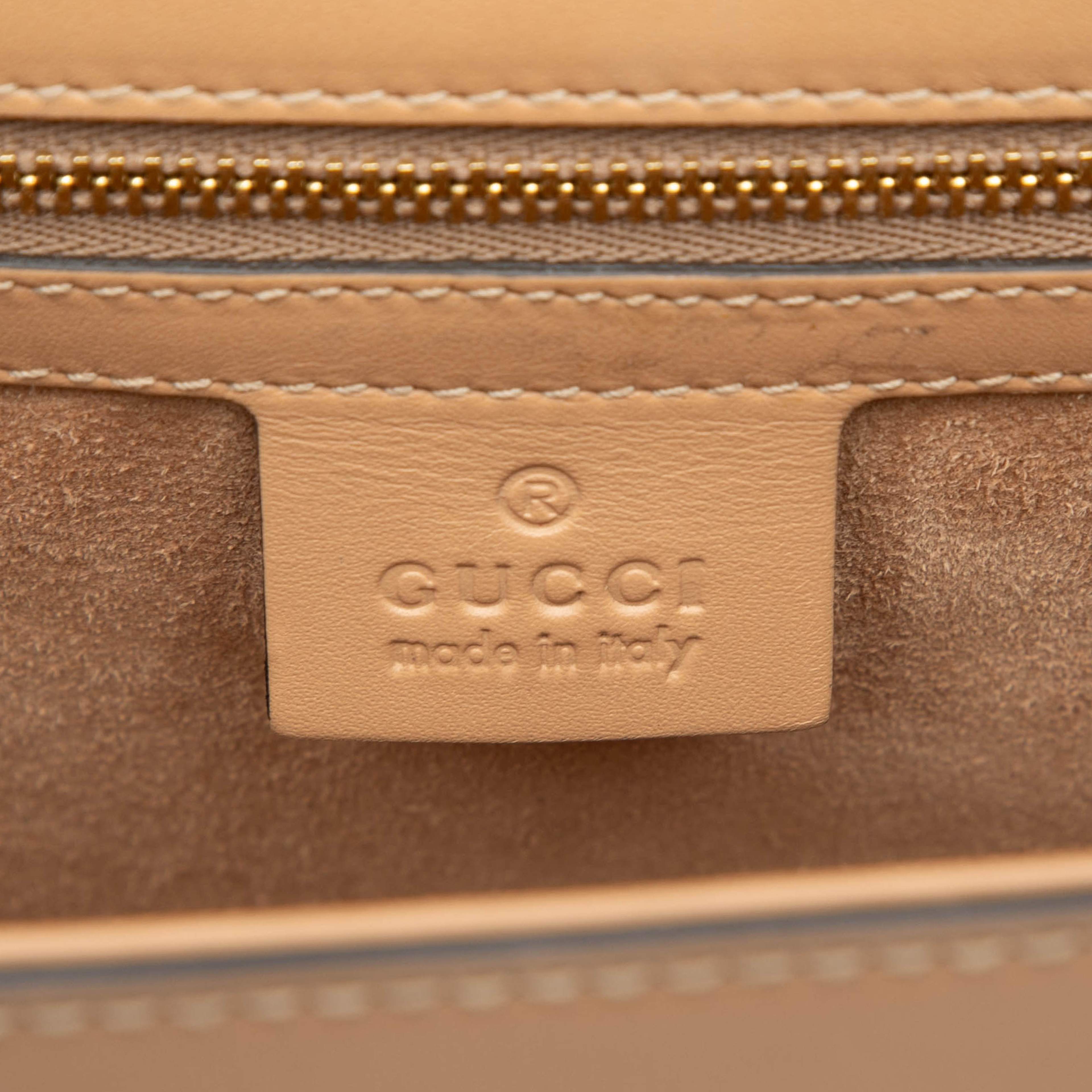 Gucci Small Calfskin Sylvie Satchel, från Luxclusif, i färgen light brown. Klicka för att öppna bilden i stort format