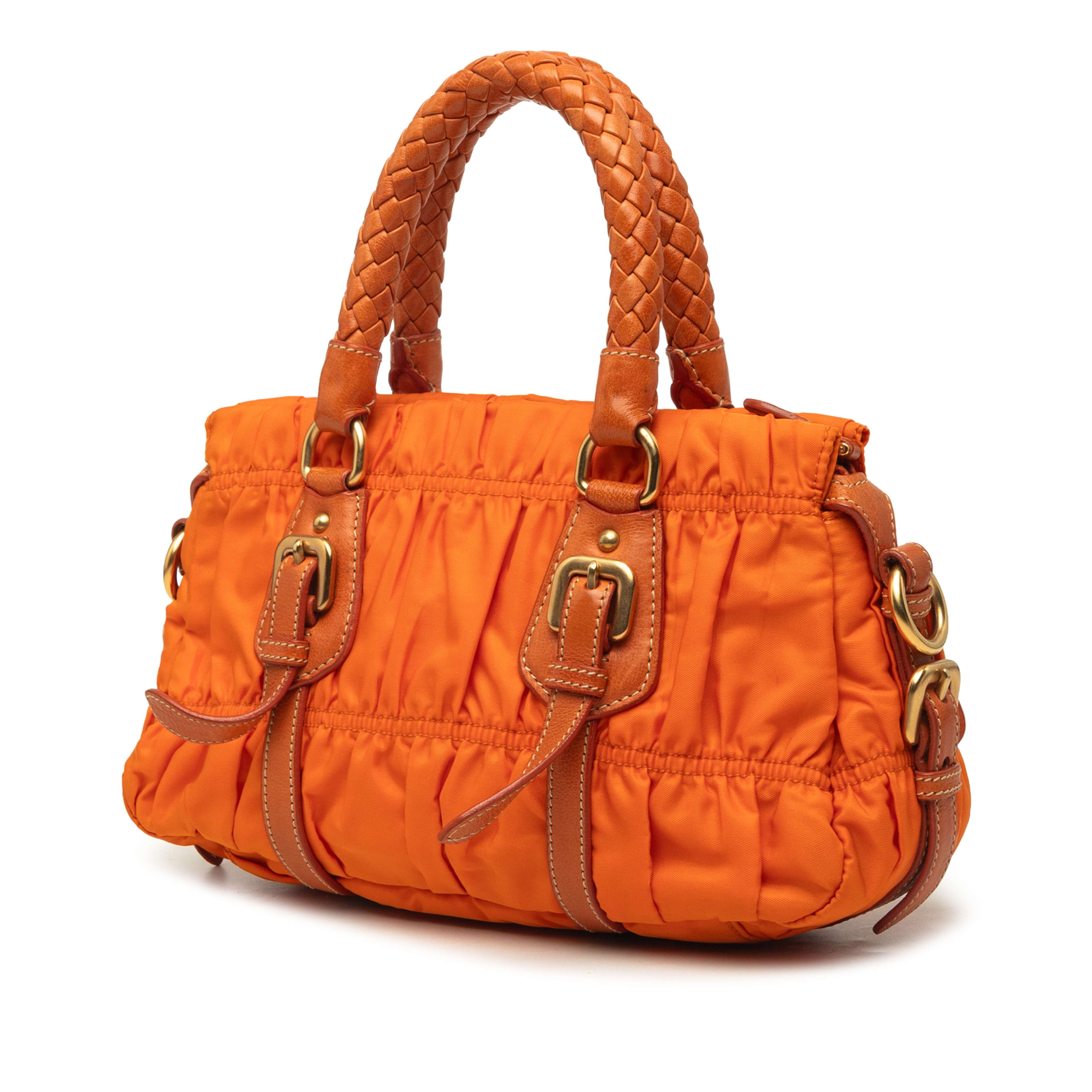 Prada Tessuto Gaufre Satchel, från Luxclusif, i färgen orange. Klicka för att öppna bilden i stort format