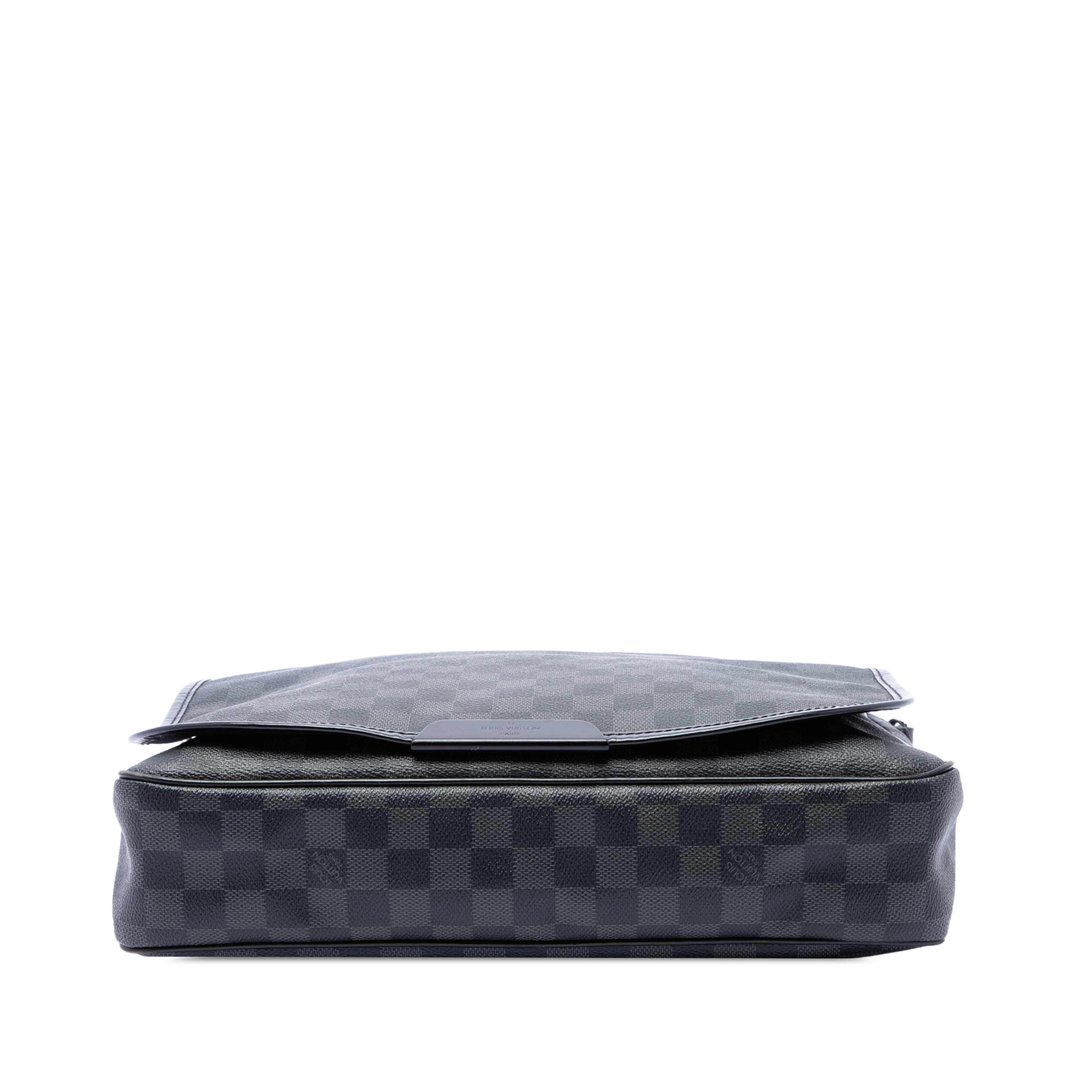 Louis Vuitton Damier Graphite Daniel Mm, från Luxclusif, i färgen svart. Klicka för att öppna bilden i stort format