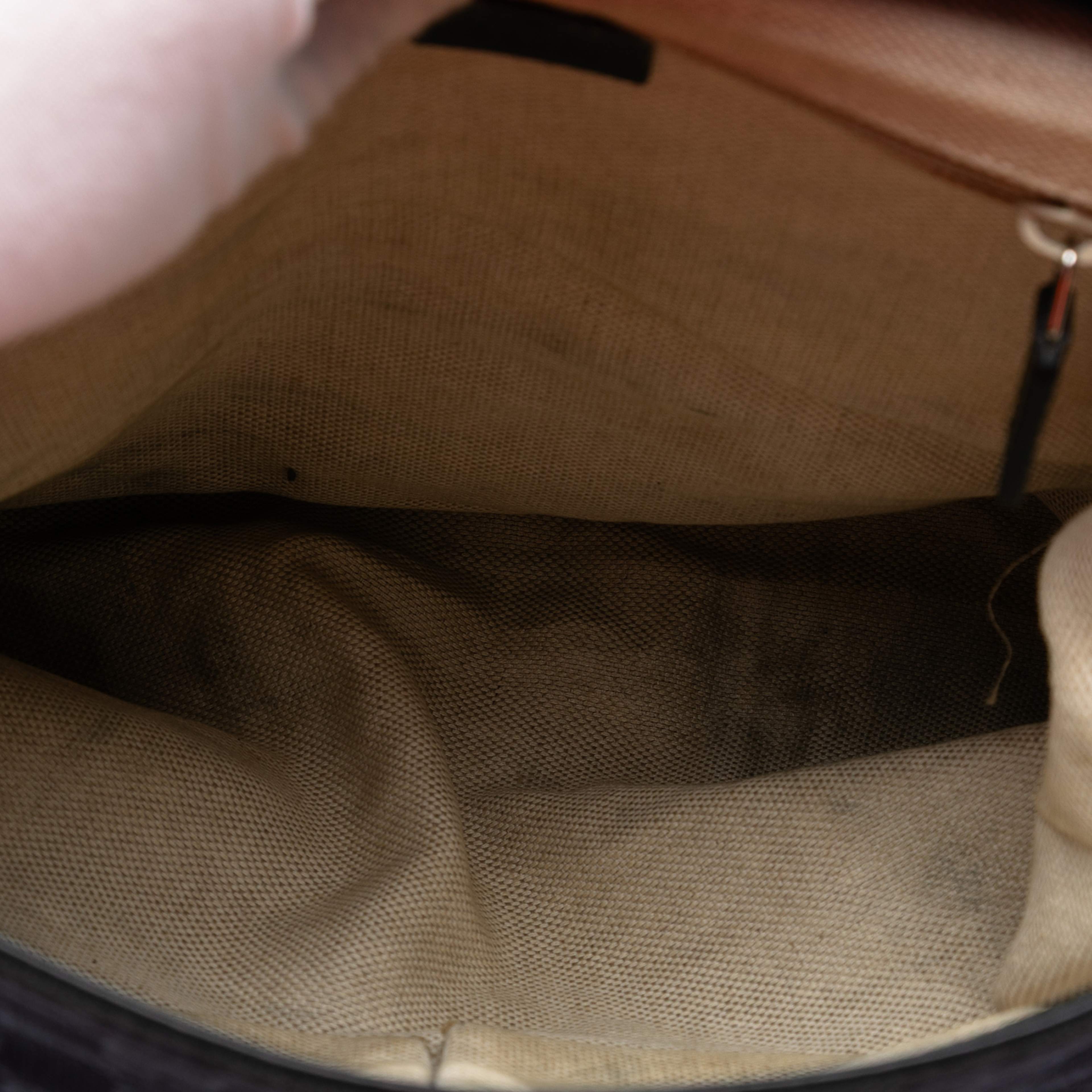 Gucci Gg Canvas And Leather Crossbody, från Luxclusif, i färgen black. Klicka för att öppna bilden i stort format