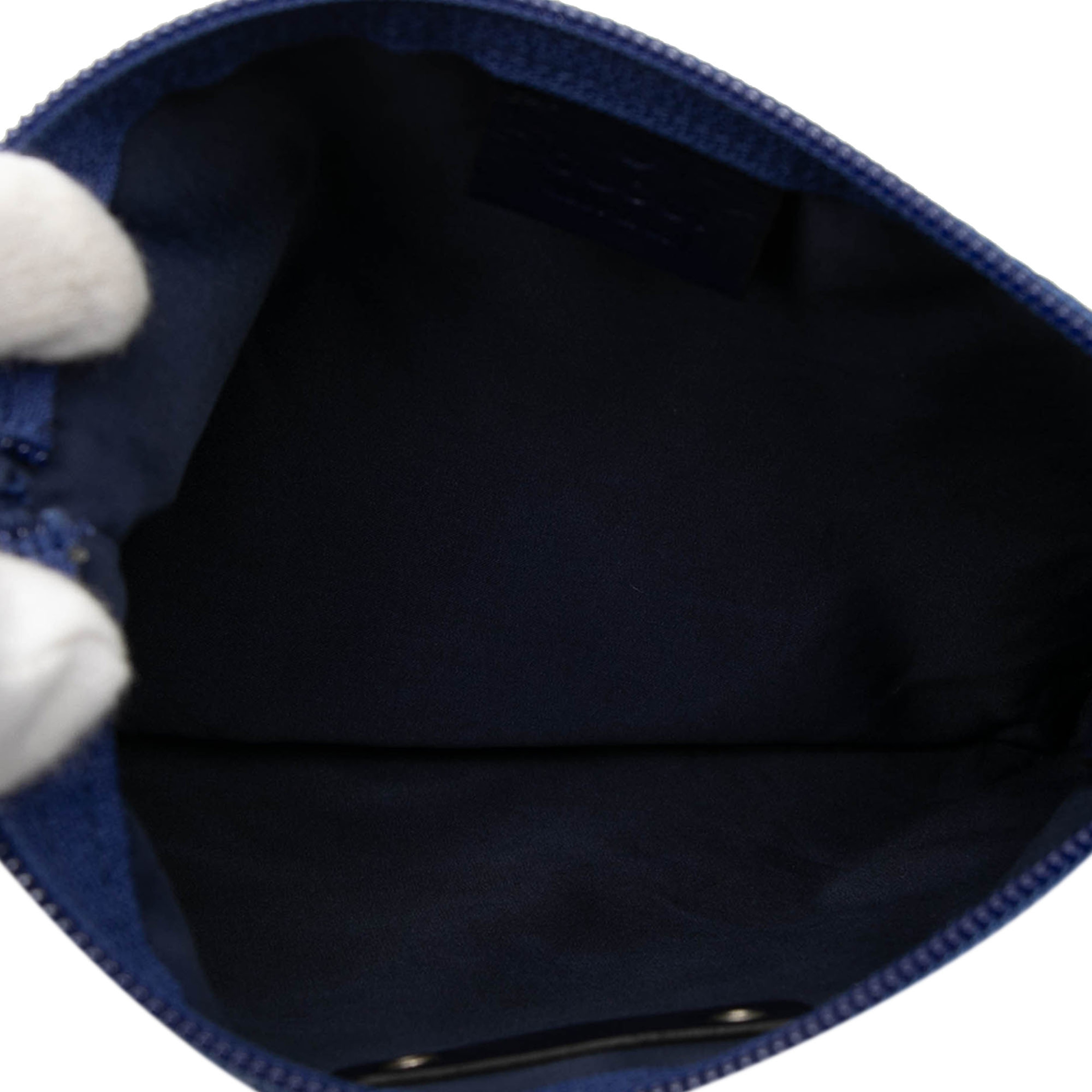 Gucci Gg Nylon Pouch, från Luxclusif, i färgen blue. Klicka för att öppna bilden i stort format