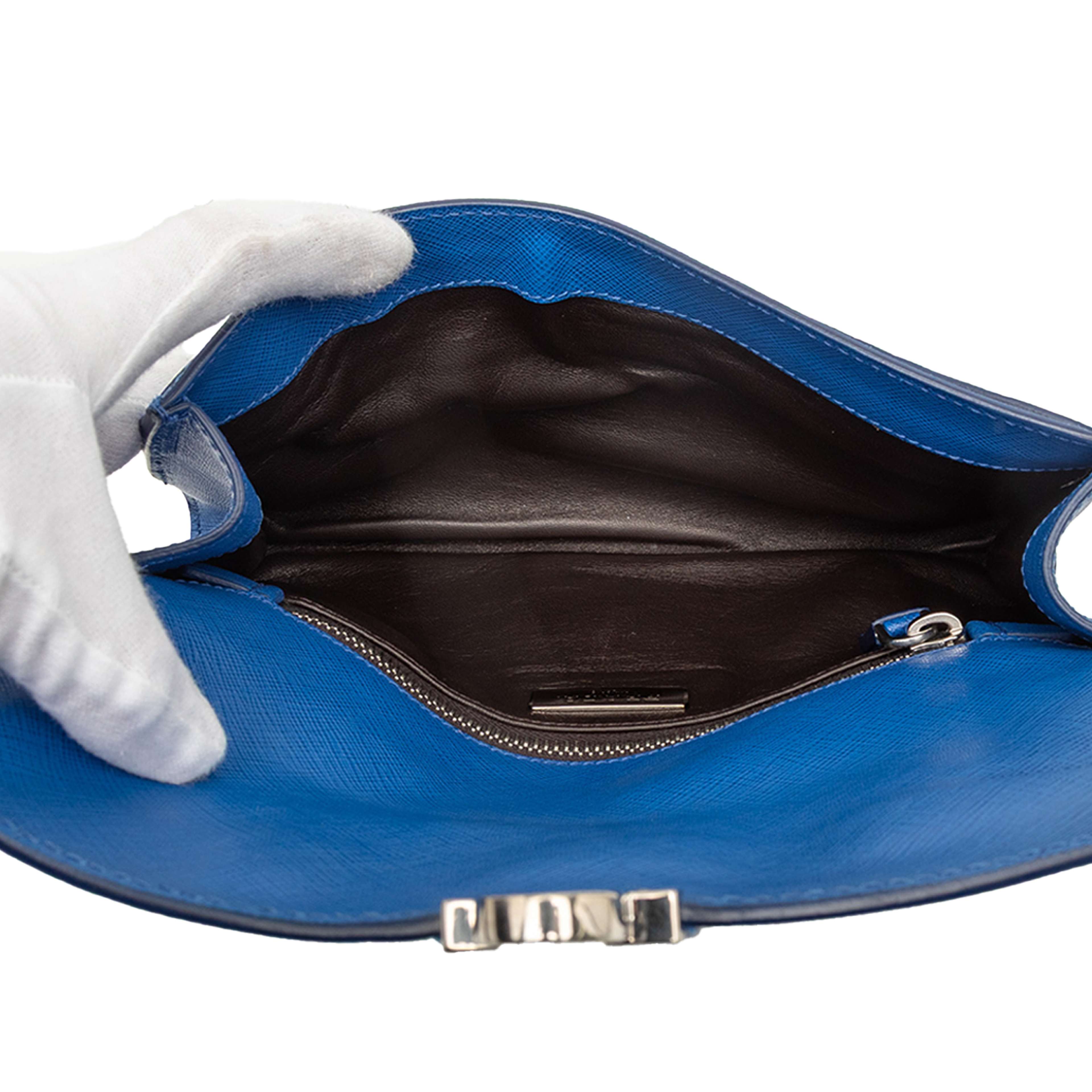 Prada Saffiano Envelope Pushlock Clutch, från Luxclusif, i färgen blue. Klicka för att öppna bilden i stort format