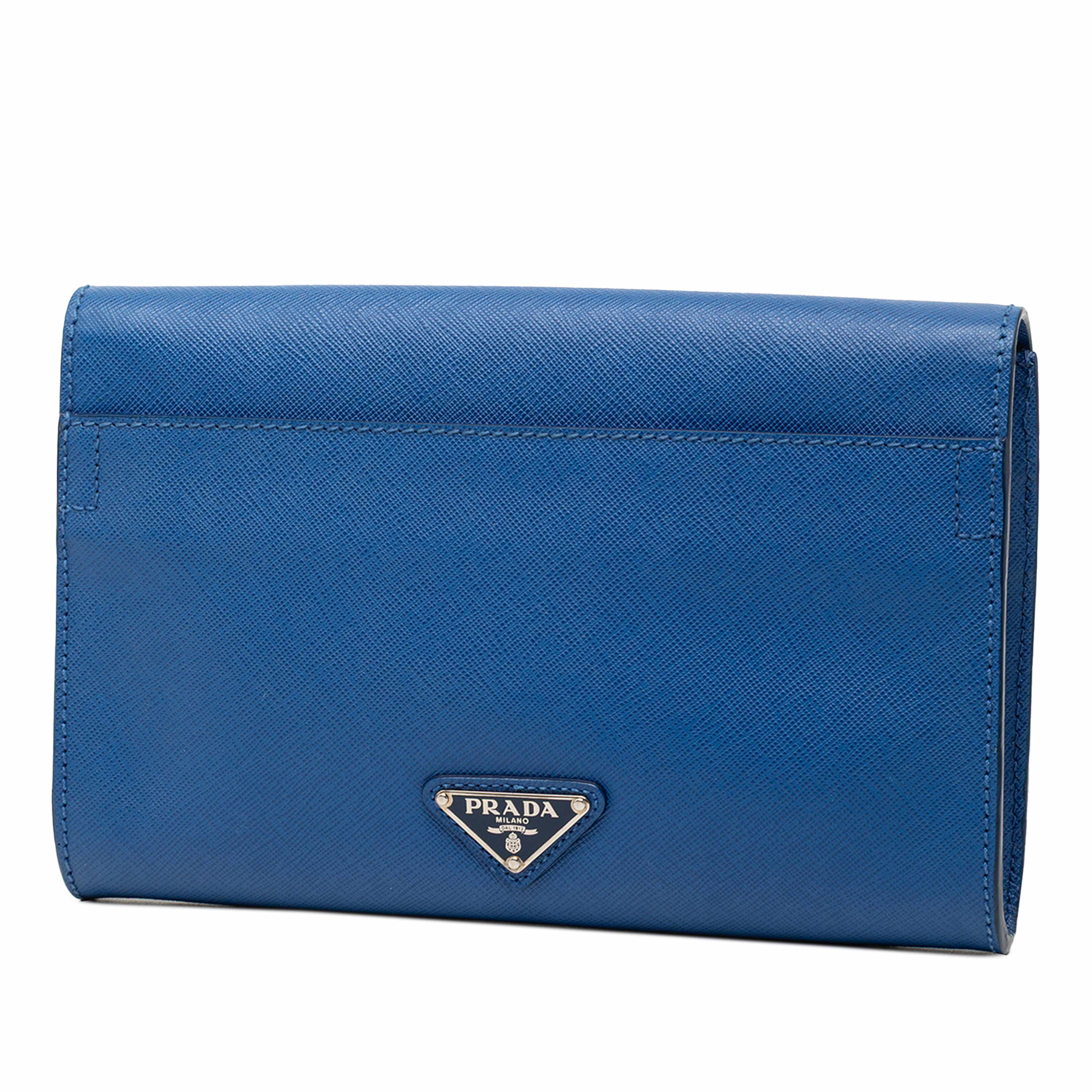 Prada Saffiano Envelope Pushlock Clutch, från Luxclusif, i färgen blue. Klicka för att öppna bilden i stort format
