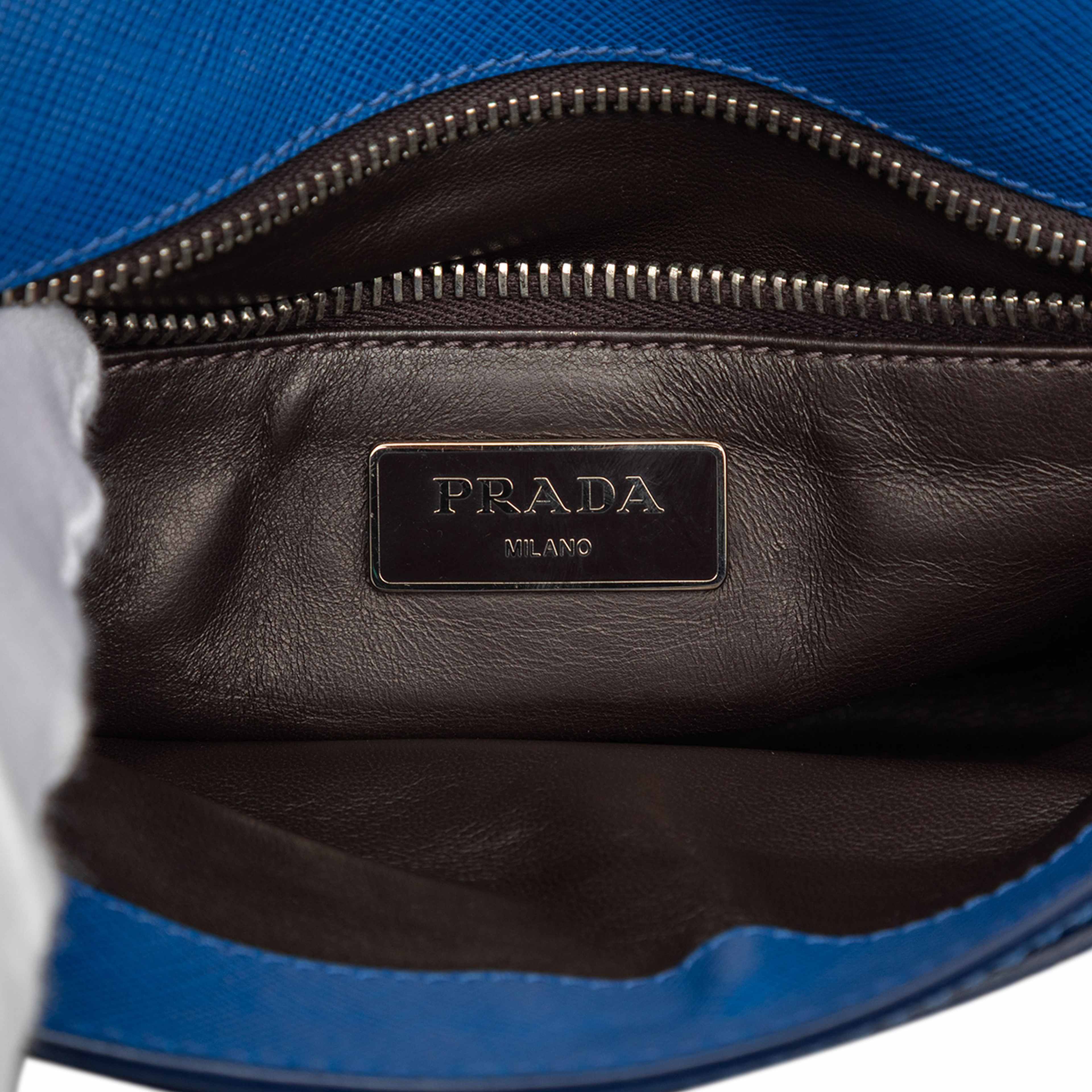 Prada Saffiano Envelope Pushlock Clutch, från Luxclusif, i färgen blue. Klicka för att öppna bilden i stort format