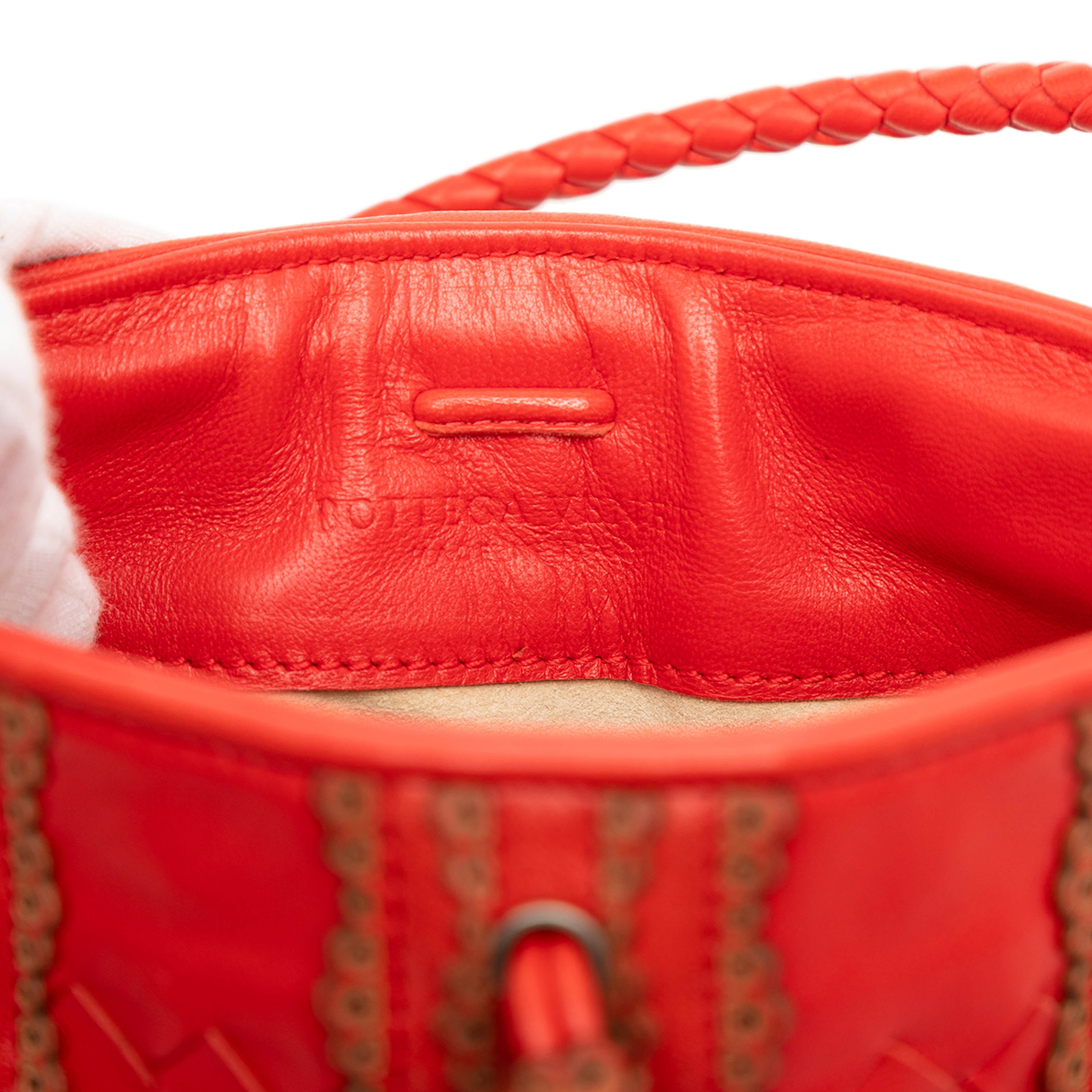 Bottega Veneta Leather Intrecciato Stripe Shoulder Bag, från Luxclusif, i färgen red. Klicka för att öppna bilden i stort format
