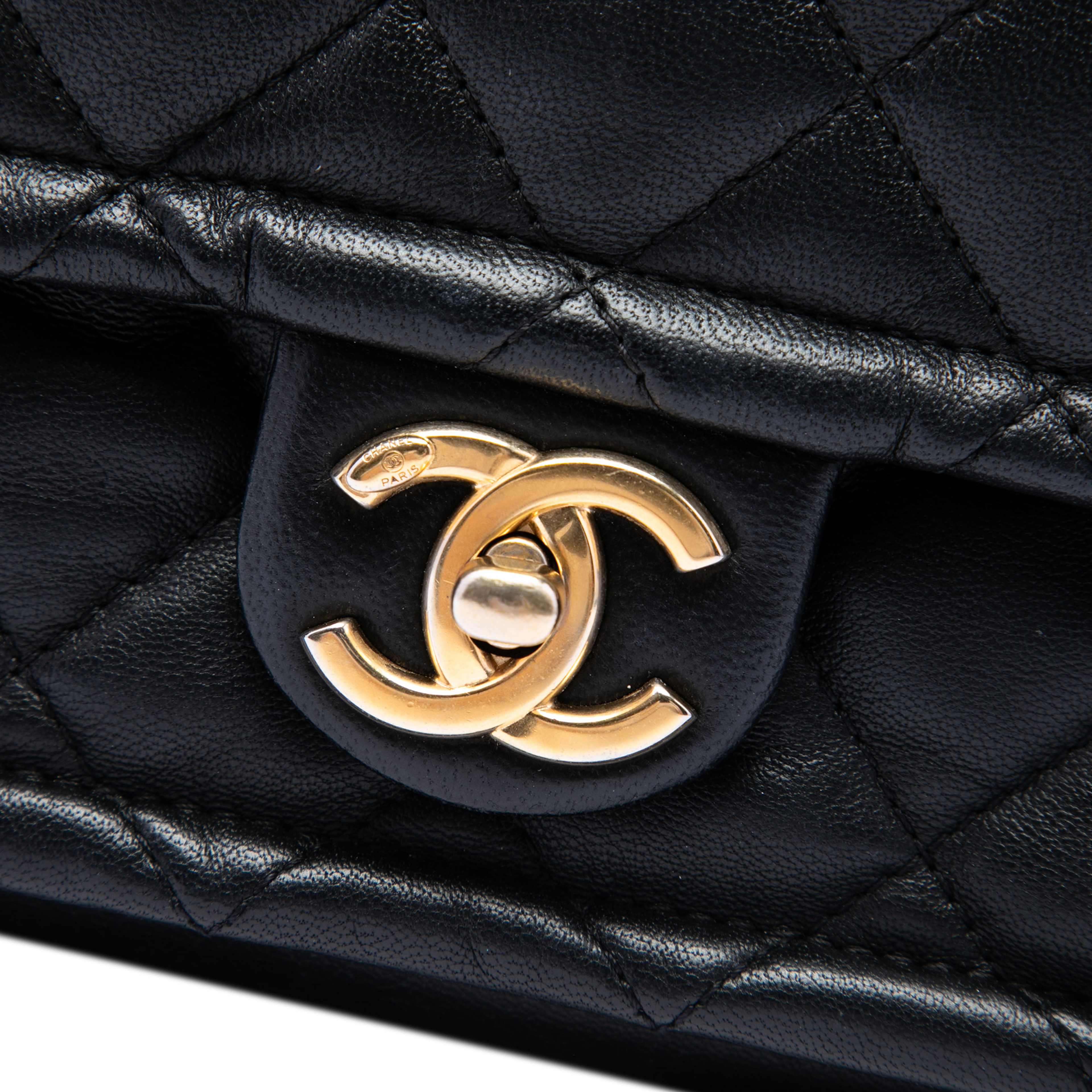 Chanel Small Quilted Lambskin Chain Link Flap, från Luxclusif, i färgen svart. Klicka för att öppna bilden i stort format