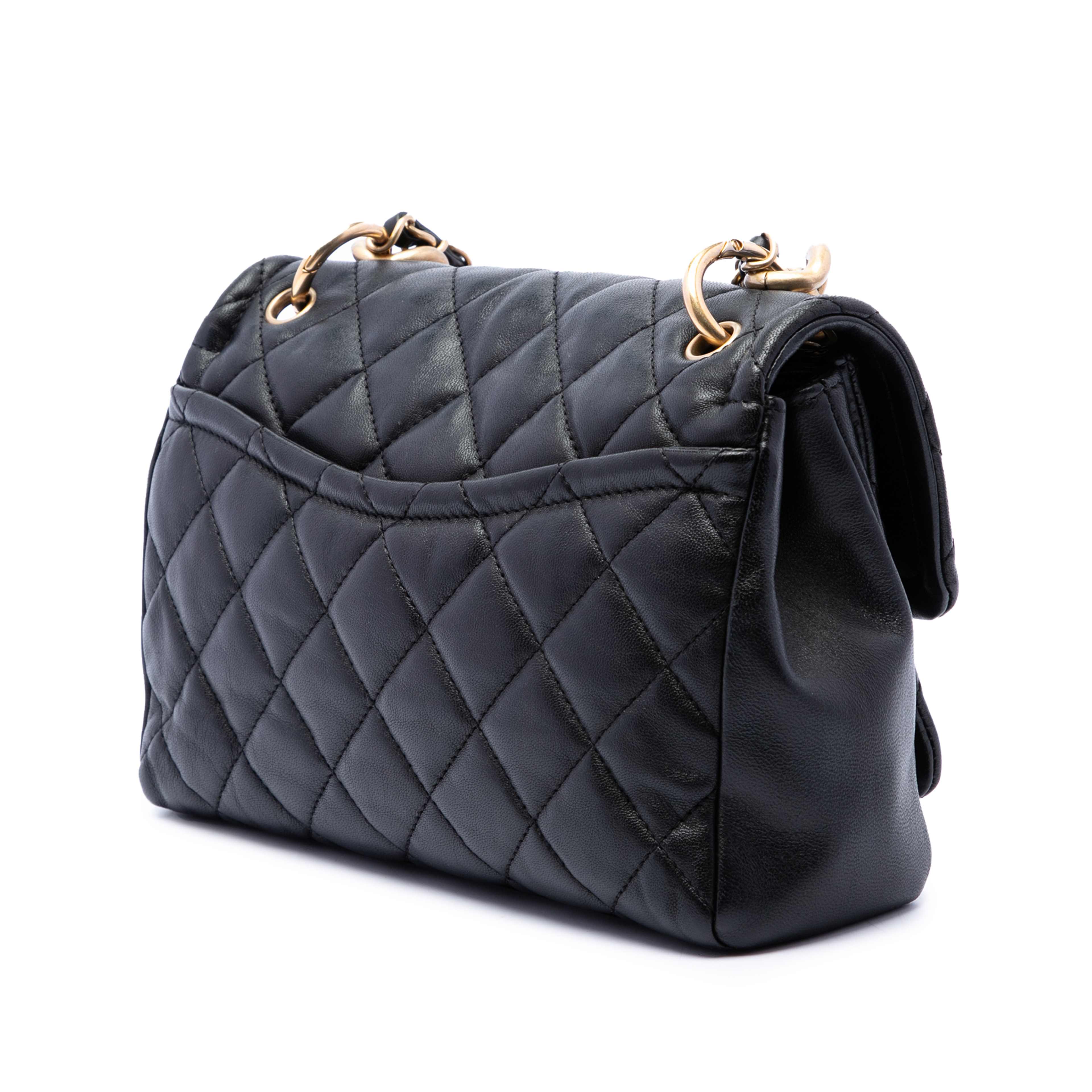 Chanel Small Quilted Lambskin Chain Link Flap, från Luxclusif, i färgen svart. Klicka för att öppna bilden i stort format
