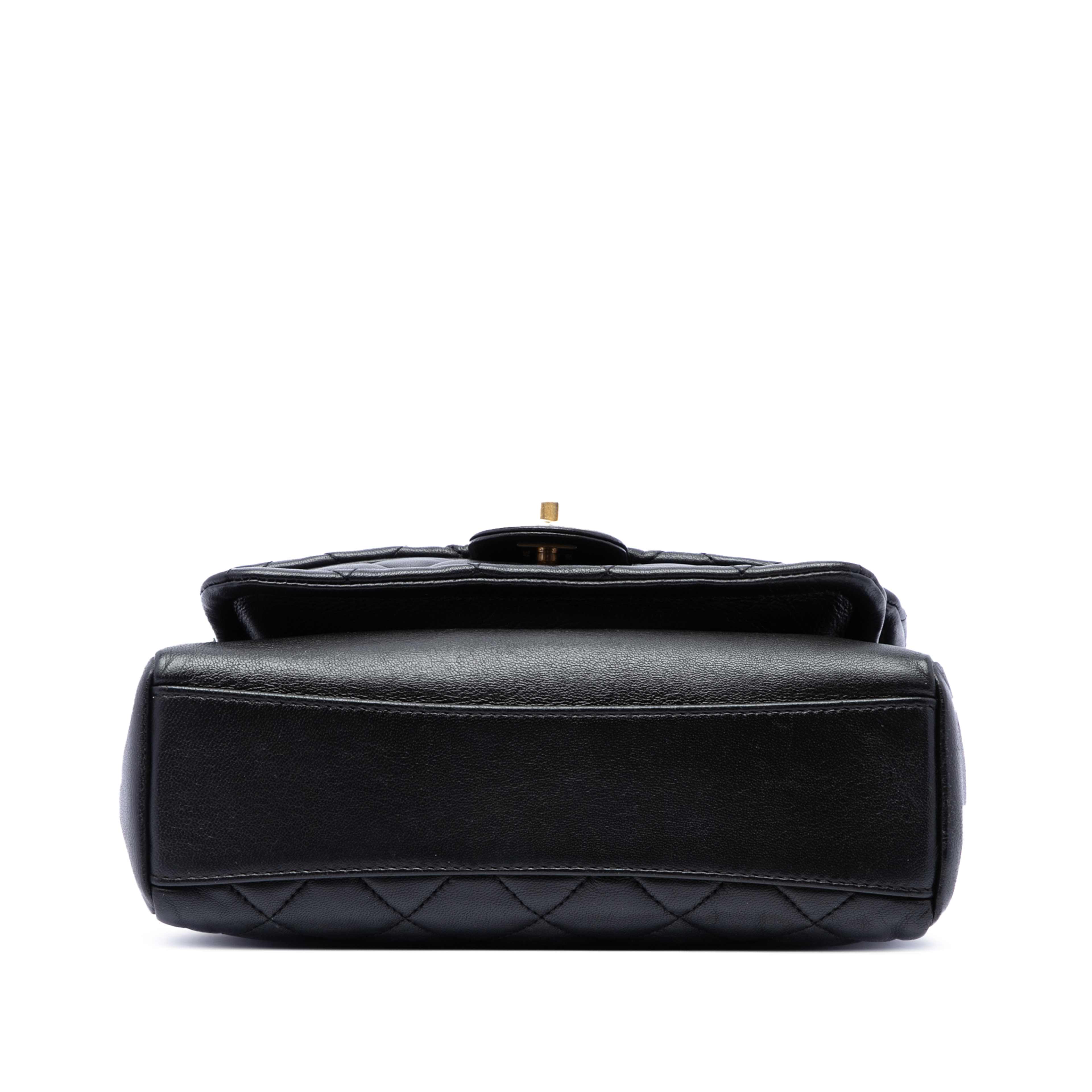 Chanel Small Quilted Lambskin Chain Link Flap, från Luxclusif, i färgen svart. Klicka för att öppna bilden i stort format
