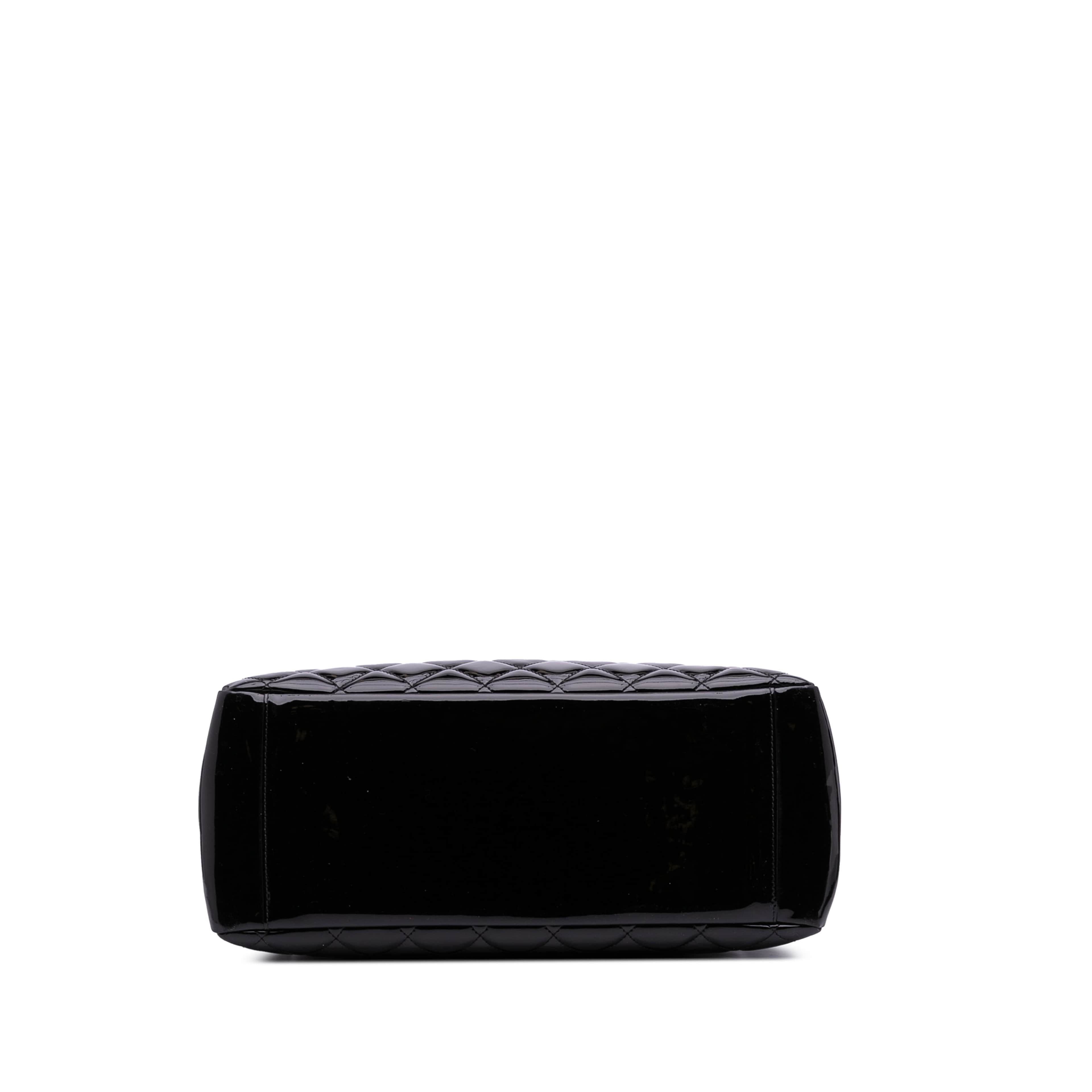 Chanel Patent Grand Shopping Tote, från Luxclusif, i färgen black.