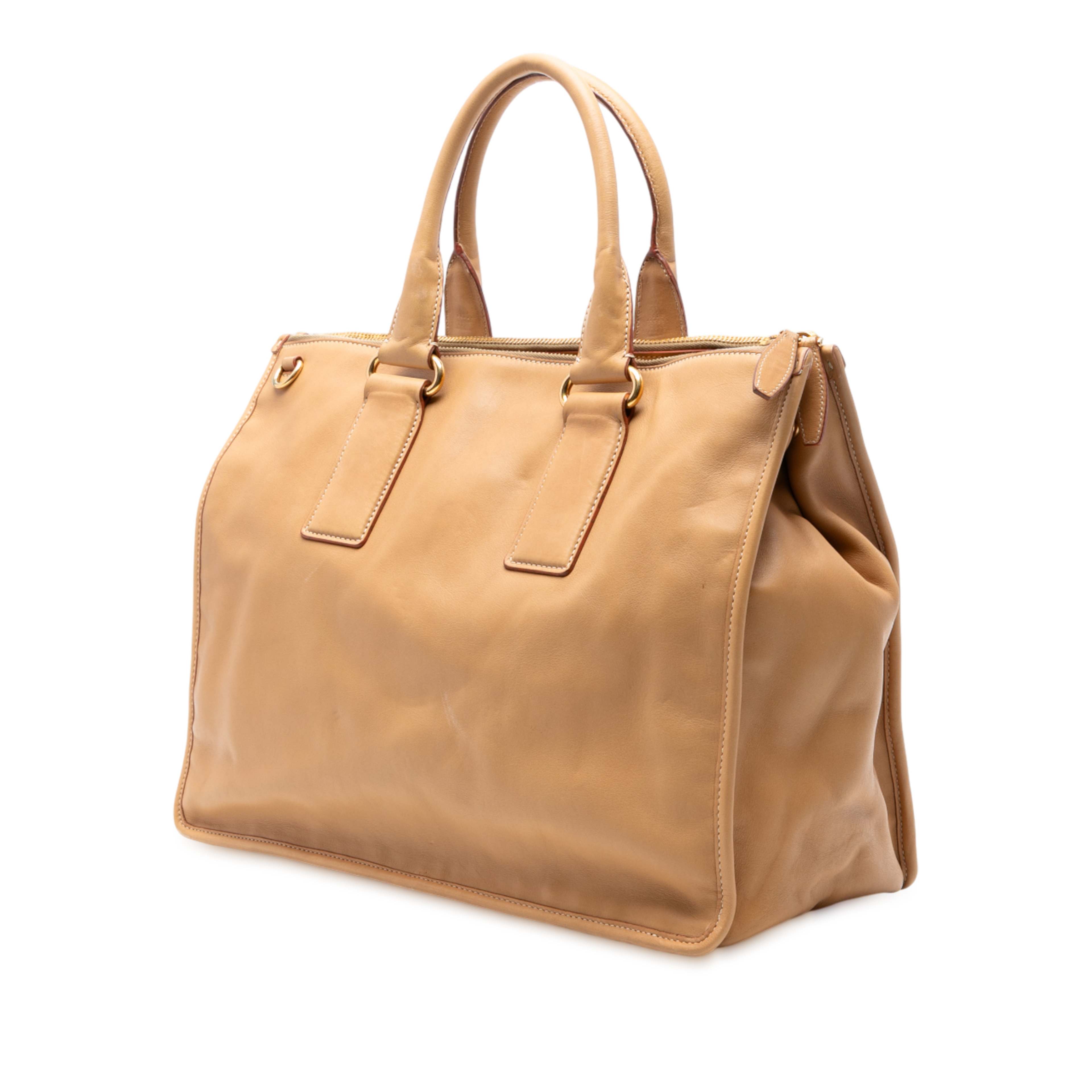 Prada Soft Calf Satchel, från Luxclusif, i färgen caramel. Klicka för att öppna bilden i stort format