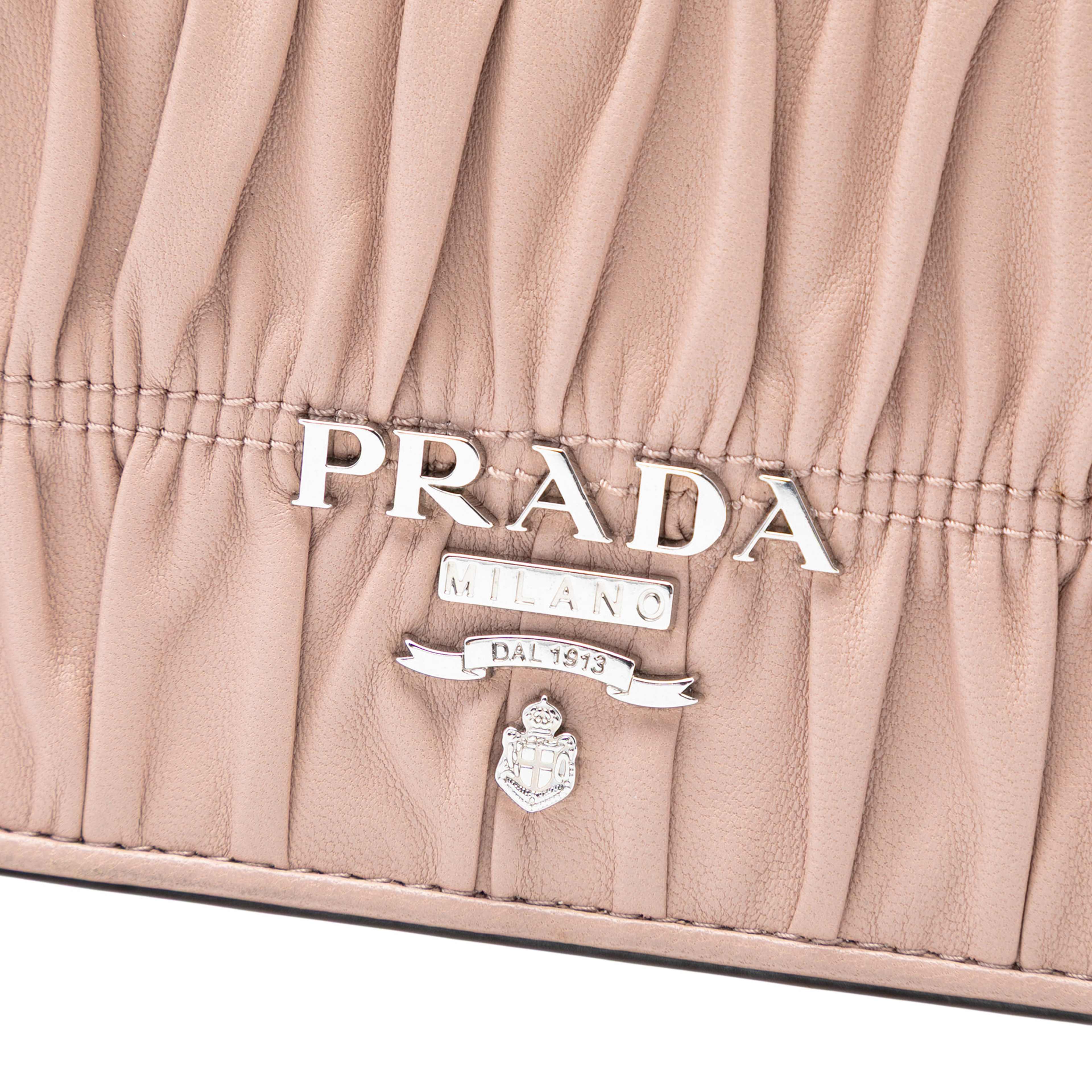 Prada Nappa Gaufre Wallet On Chain, från Luxclusif, i färgen nude. Klicka för att öppna bilden i stort format