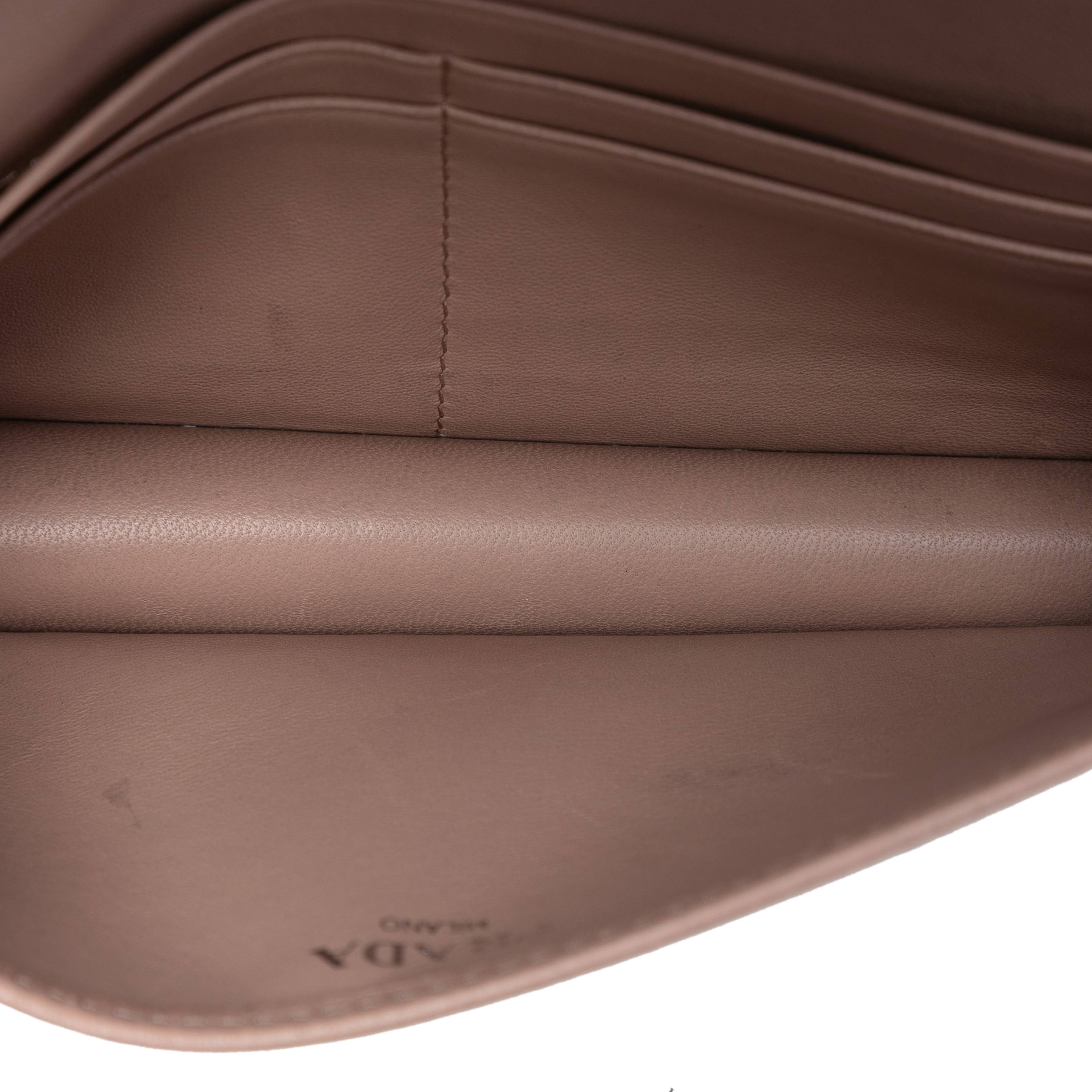 Prada Nappa Gaufre Wallet On Chain, från Luxclusif, i färgen nude. Klicka för att öppna bilden i stort format