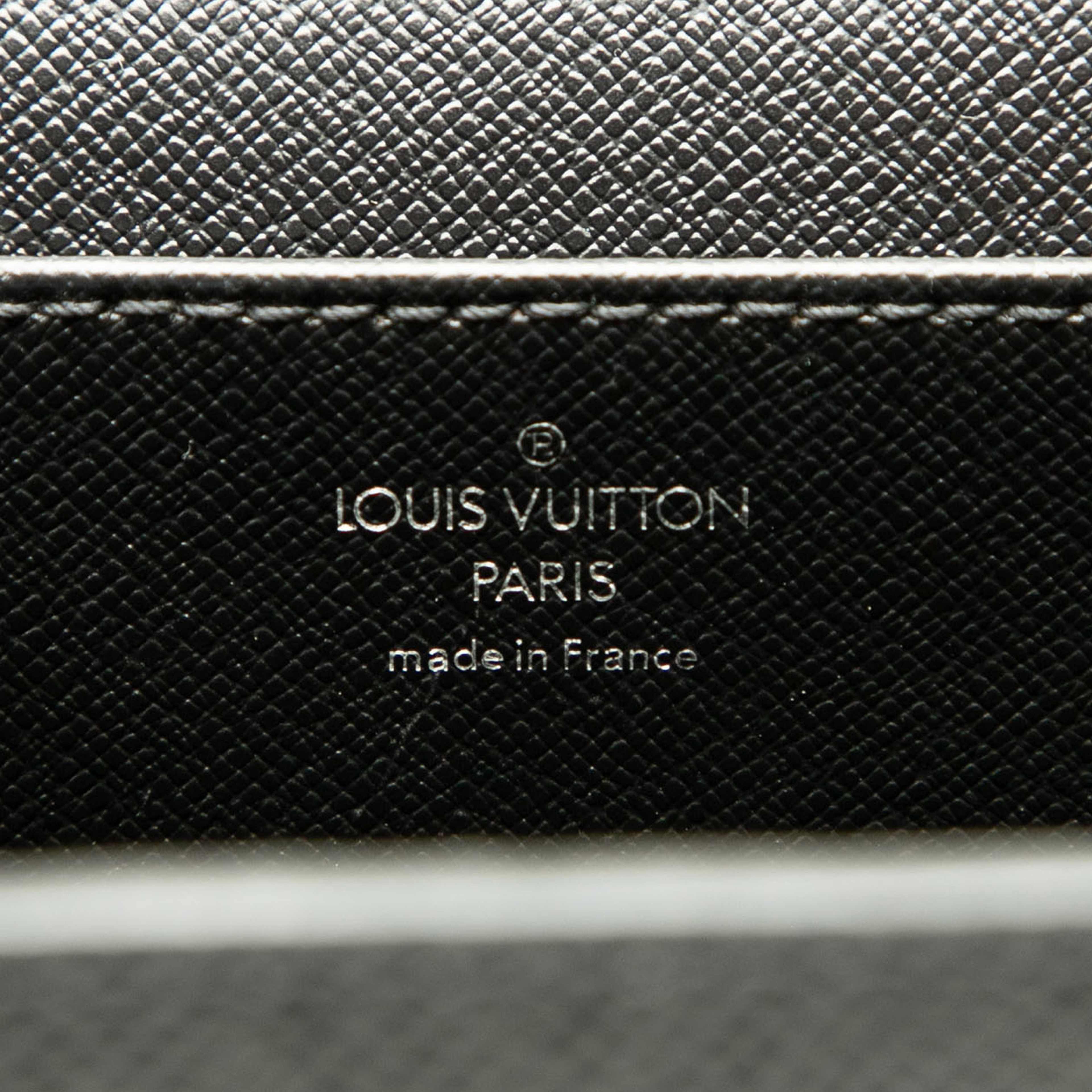 Louis Vuitton Taiga Moskova Briefcase, från Luxclusif, i färgen black. Klicka för att öppna bilden i stort format
