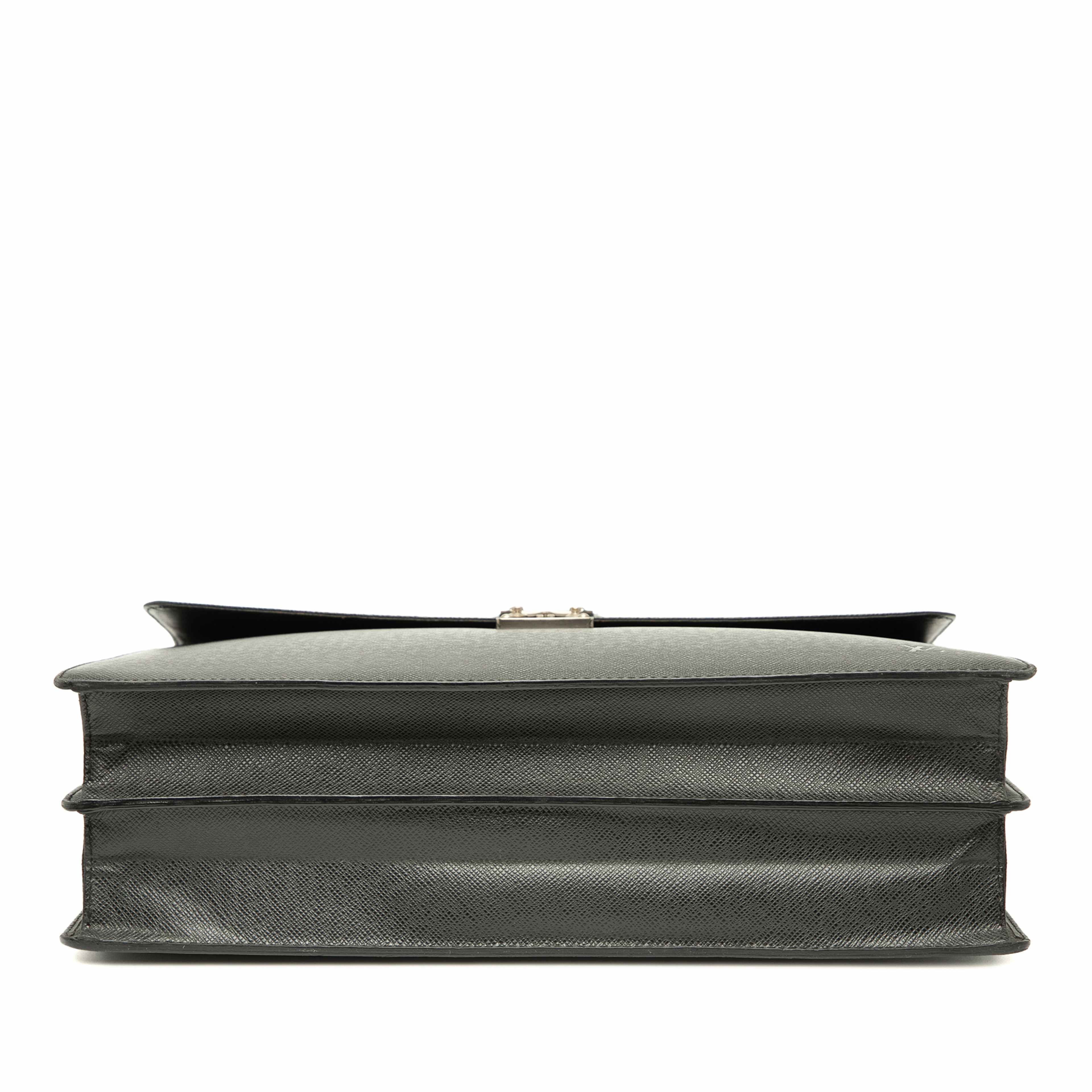 Louis Vuitton Taiga Moskova Briefcase, från Luxclusif, i färgen black. Klicka för att öppna bilden i stort format