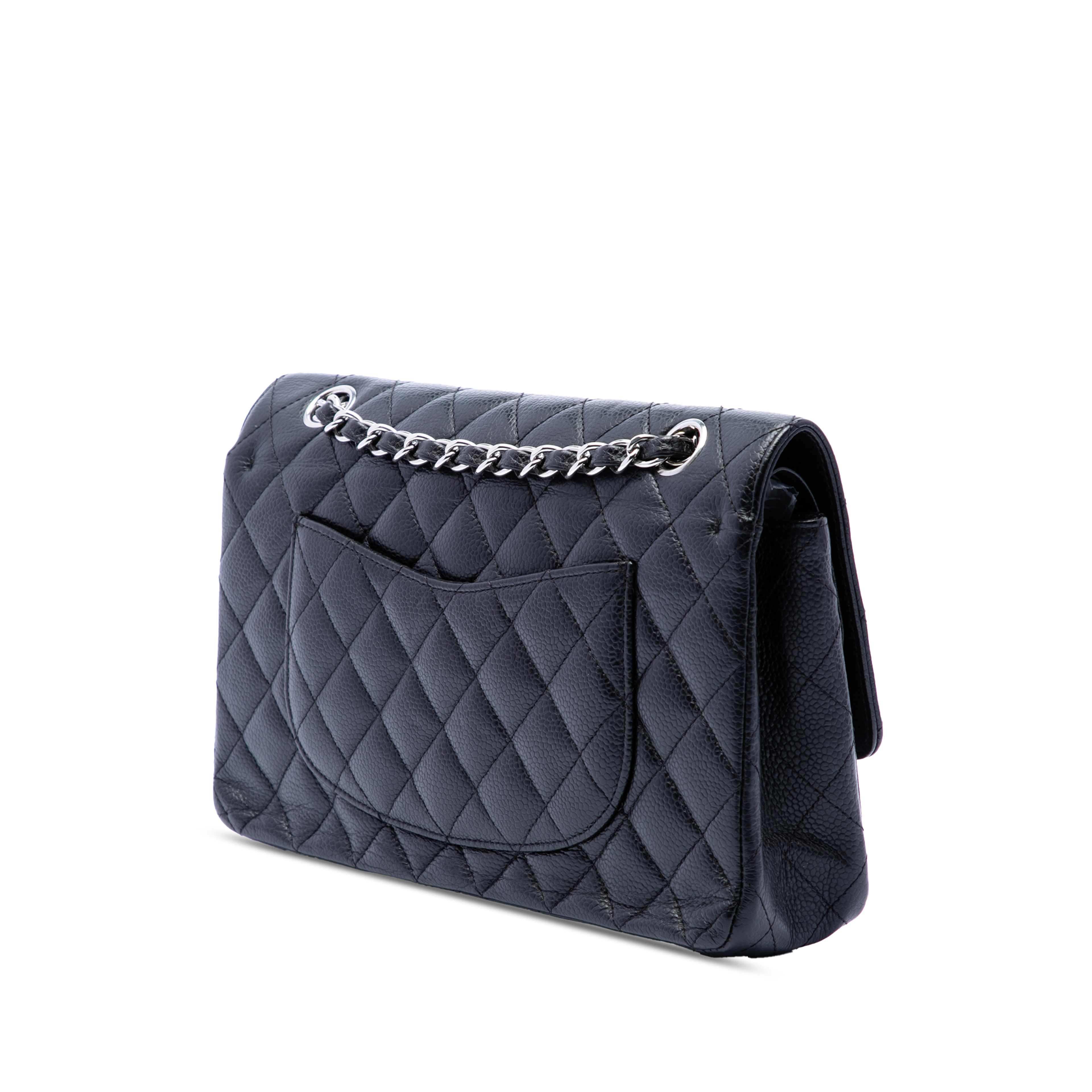 Chanel Medium Classic Caviar Double Flap, från Luxclusif, i färgen svart. Klicka för att öppna bilden i stort format
