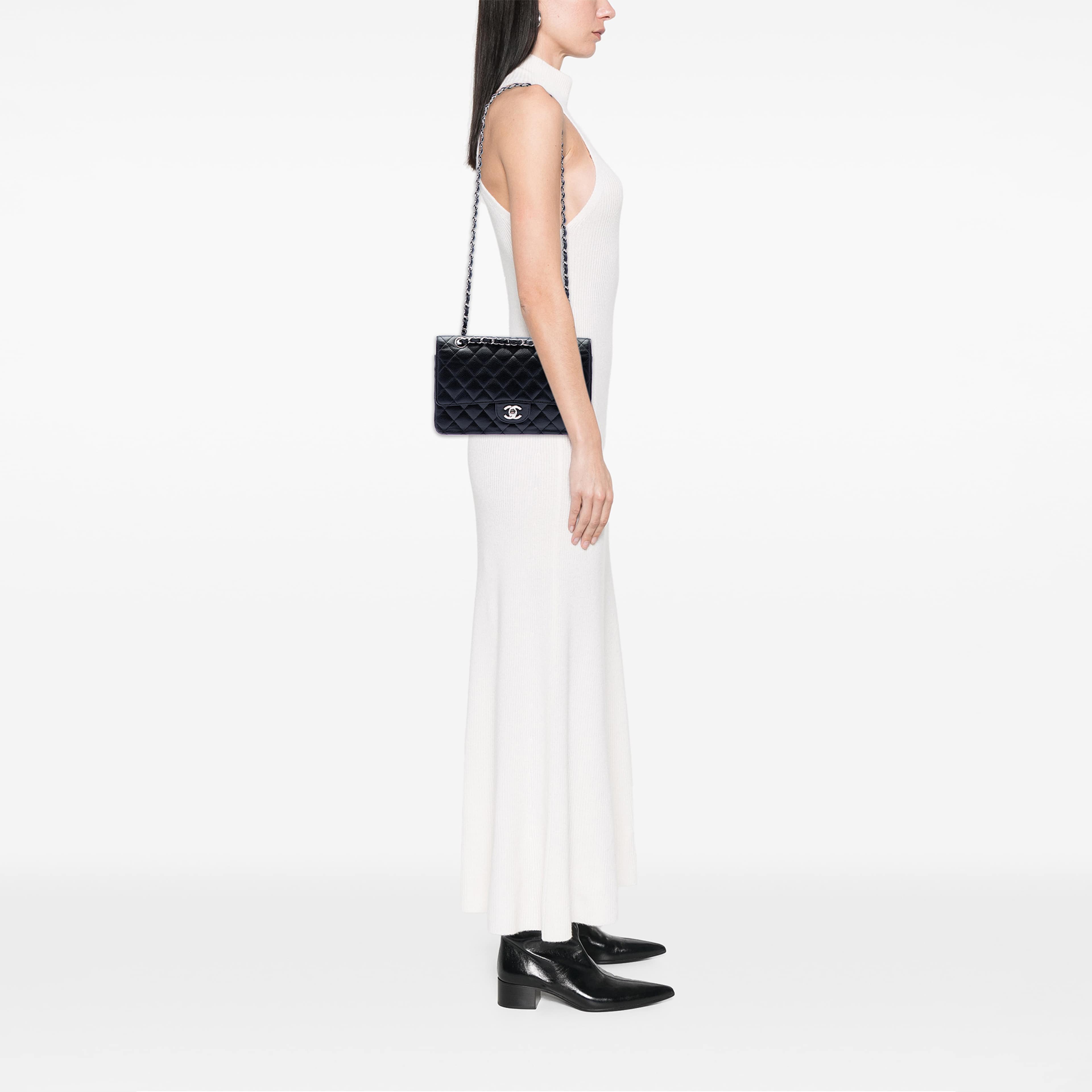 Chanel Medium Classic Caviar Double Flap, från Luxclusif, i färgen svart. Klicka för att öppna bilden i stort format