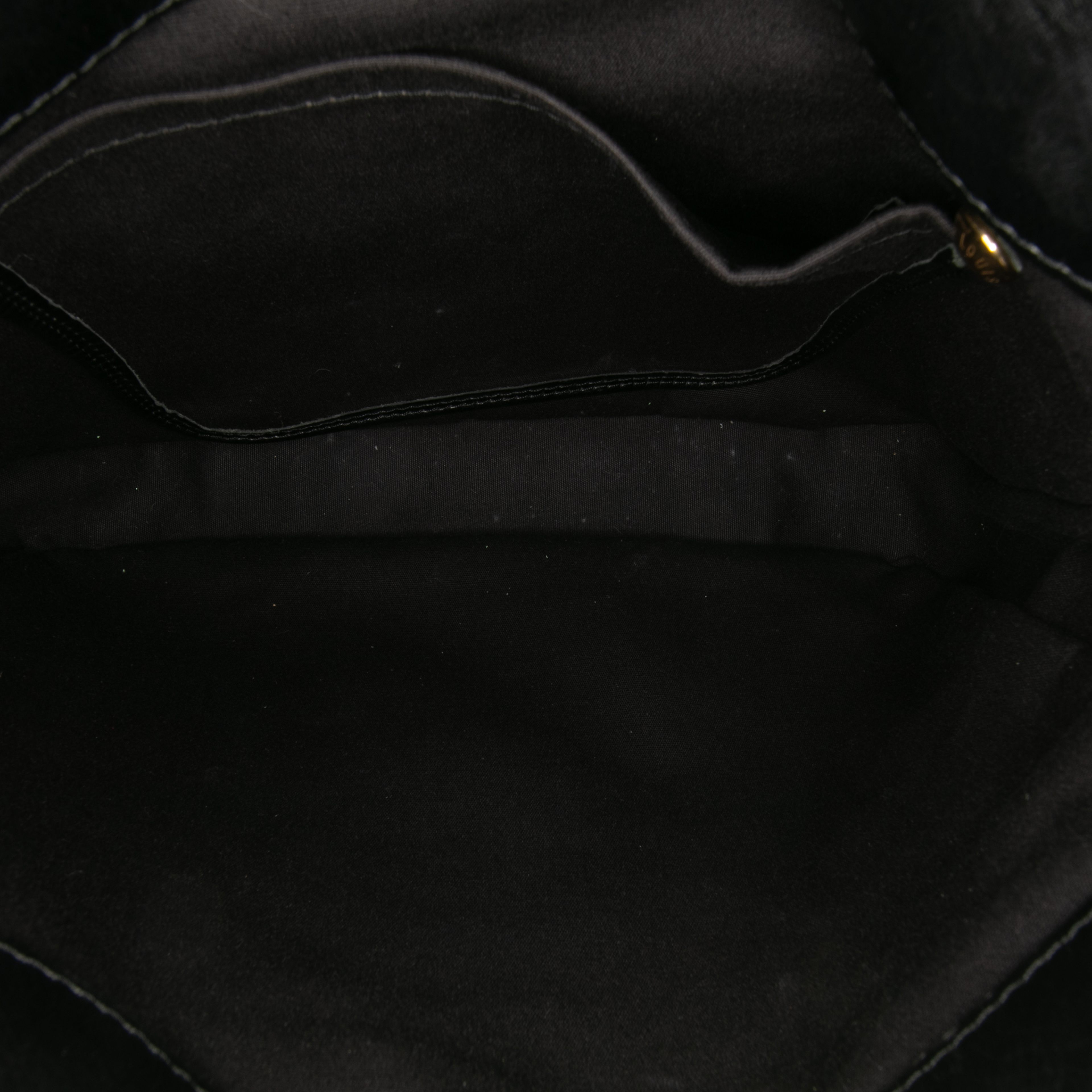 Louis Vuitton Quilted Monogram Denim Musette, från Luxclusif, i färgen gray. Klicka för att öppna bilden i stort format