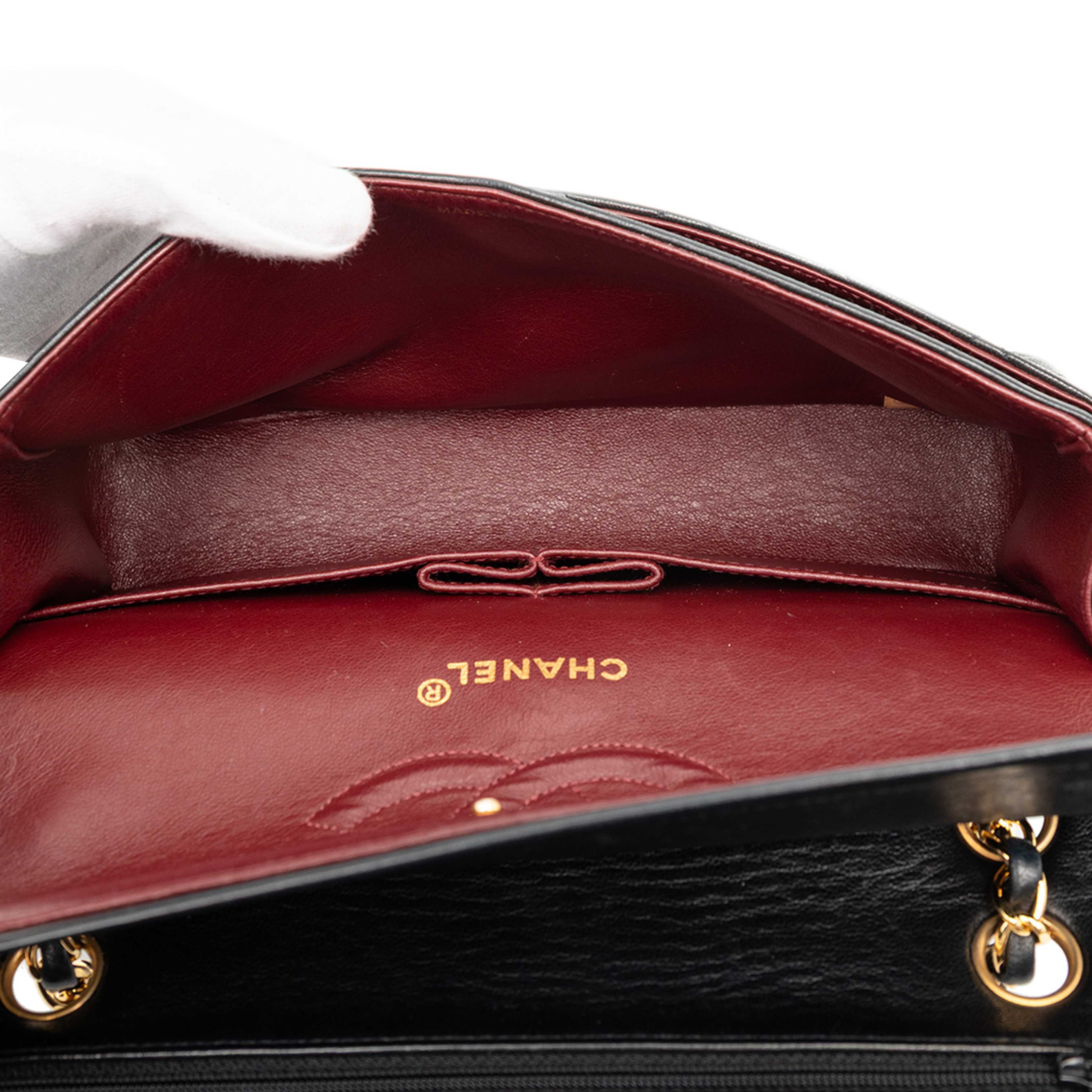 Chanel Medium Classic Lambskin Double Flap, från Luxclusif, i färgen black. Klicka för att öppna bilden i stort format