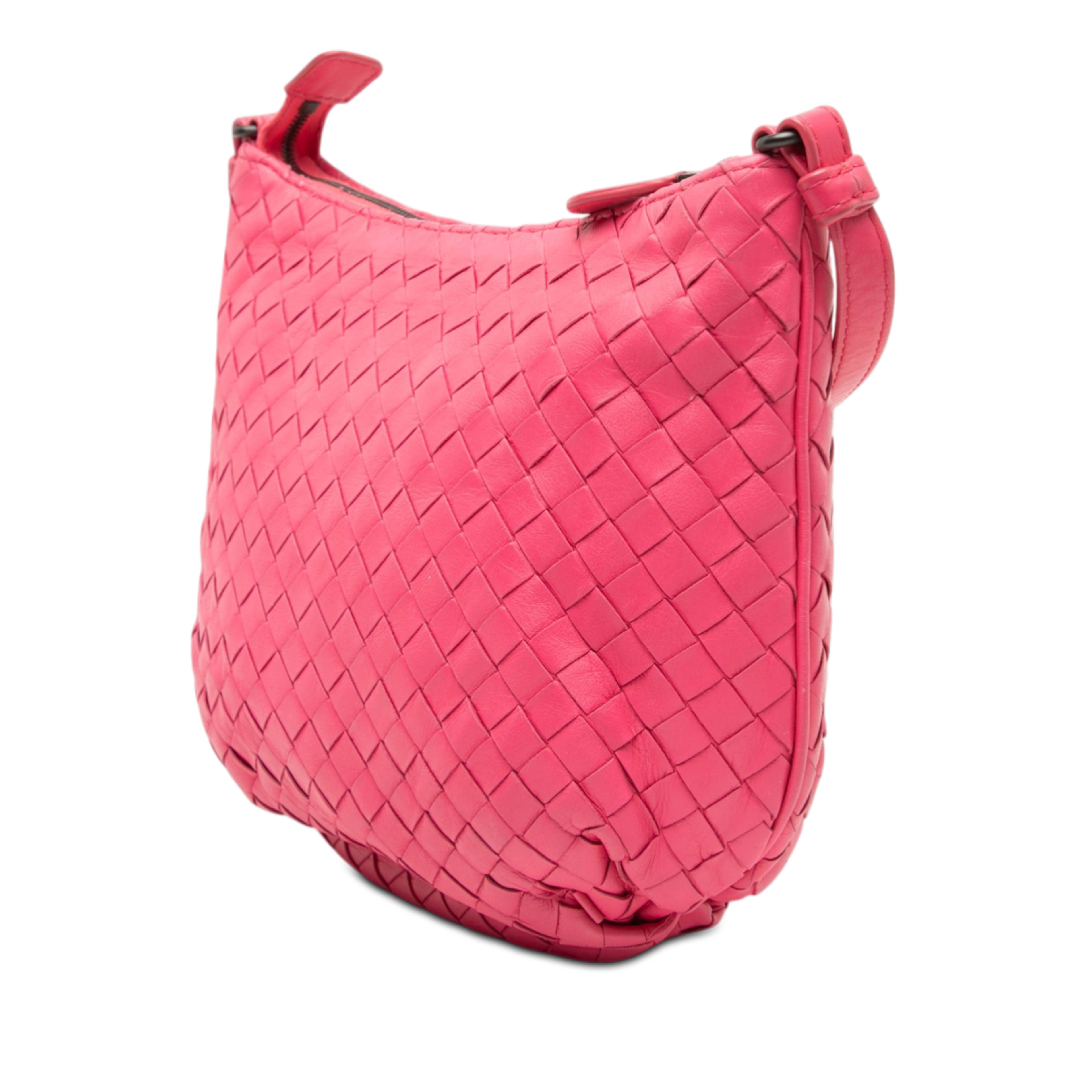 Bottega Veneta Small Nappa Intrecciato Crossbody, från Luxclusif, i färgen rosa. Klicka för att öppna bilden i stort format