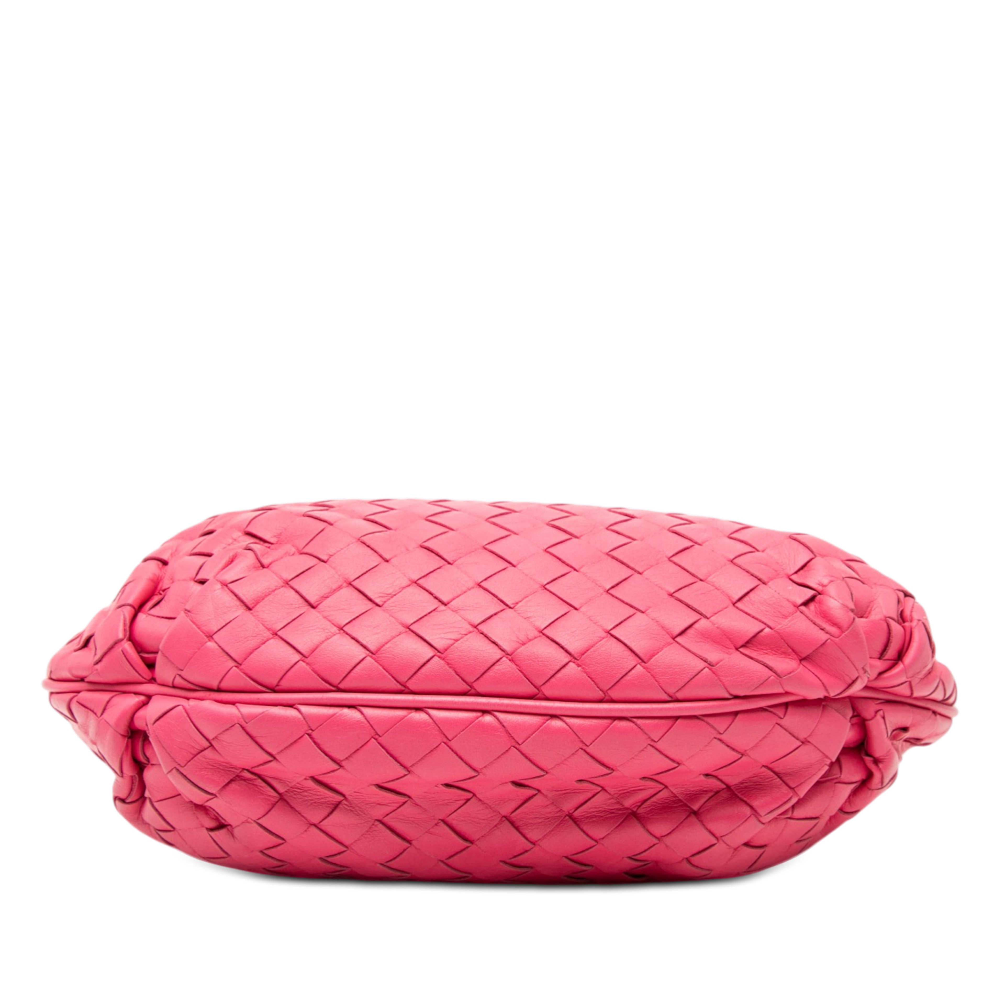 Bottega Veneta Small Nappa Intrecciato Crossbody, från Luxclusif, i färgen rosa. Klicka för att öppna bilden i stort format