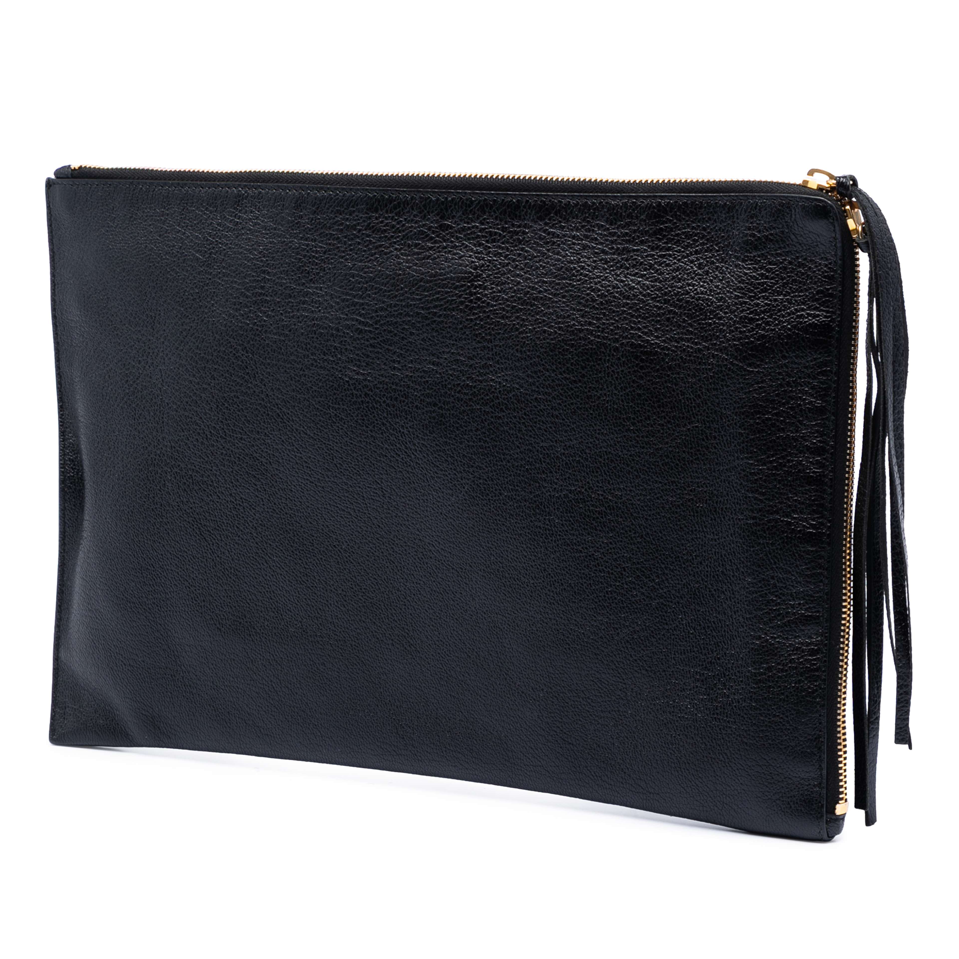 Balenciaga Goatskin Motocross Classic Metallic Edge Clutch, från Luxclusif, i färgen black. Klicka för att öppna bilden i stort format