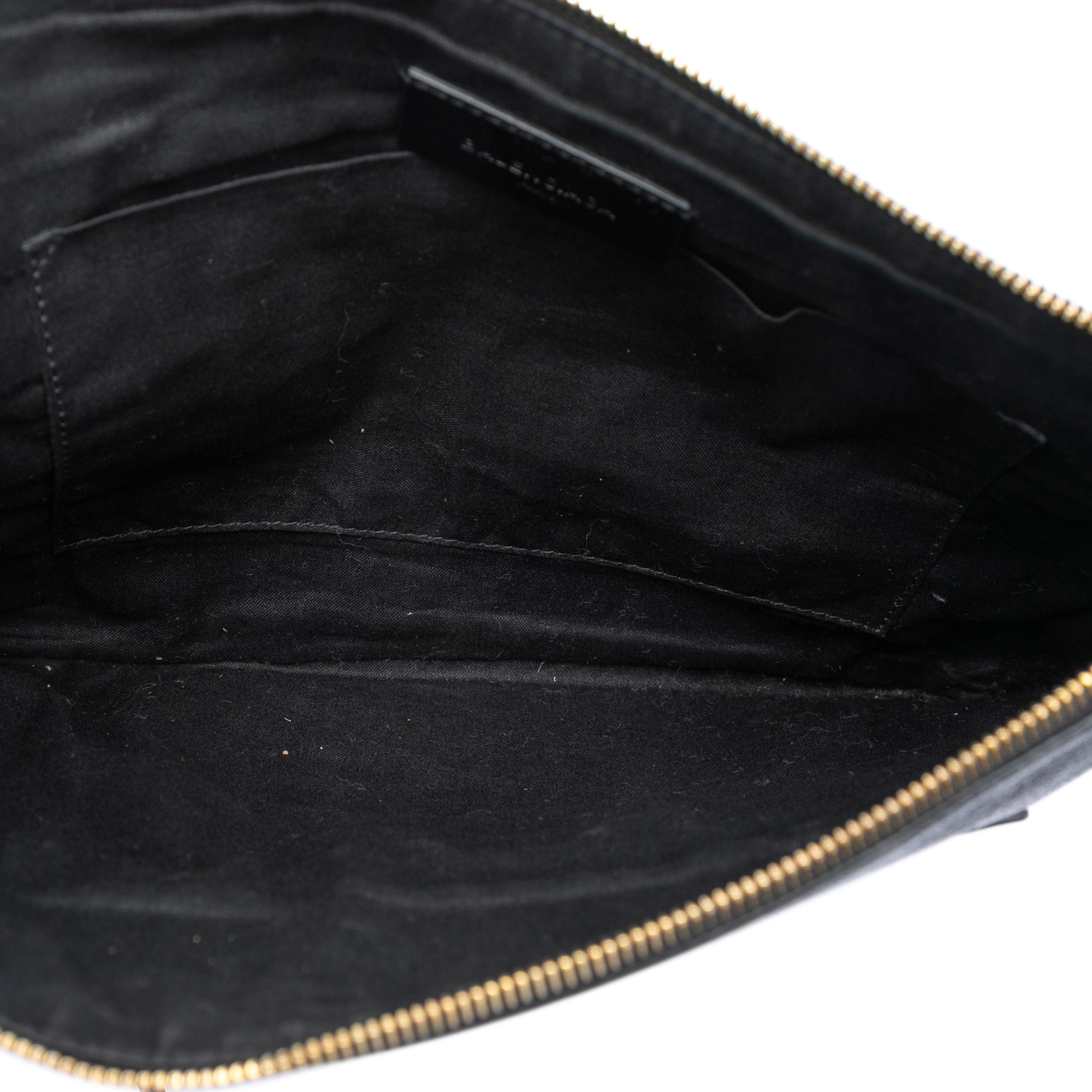 Balenciaga Goatskin Motocross Classic Metallic Edge Clutch, från Luxclusif, i färgen black. Klicka för att öppna bilden i stort format