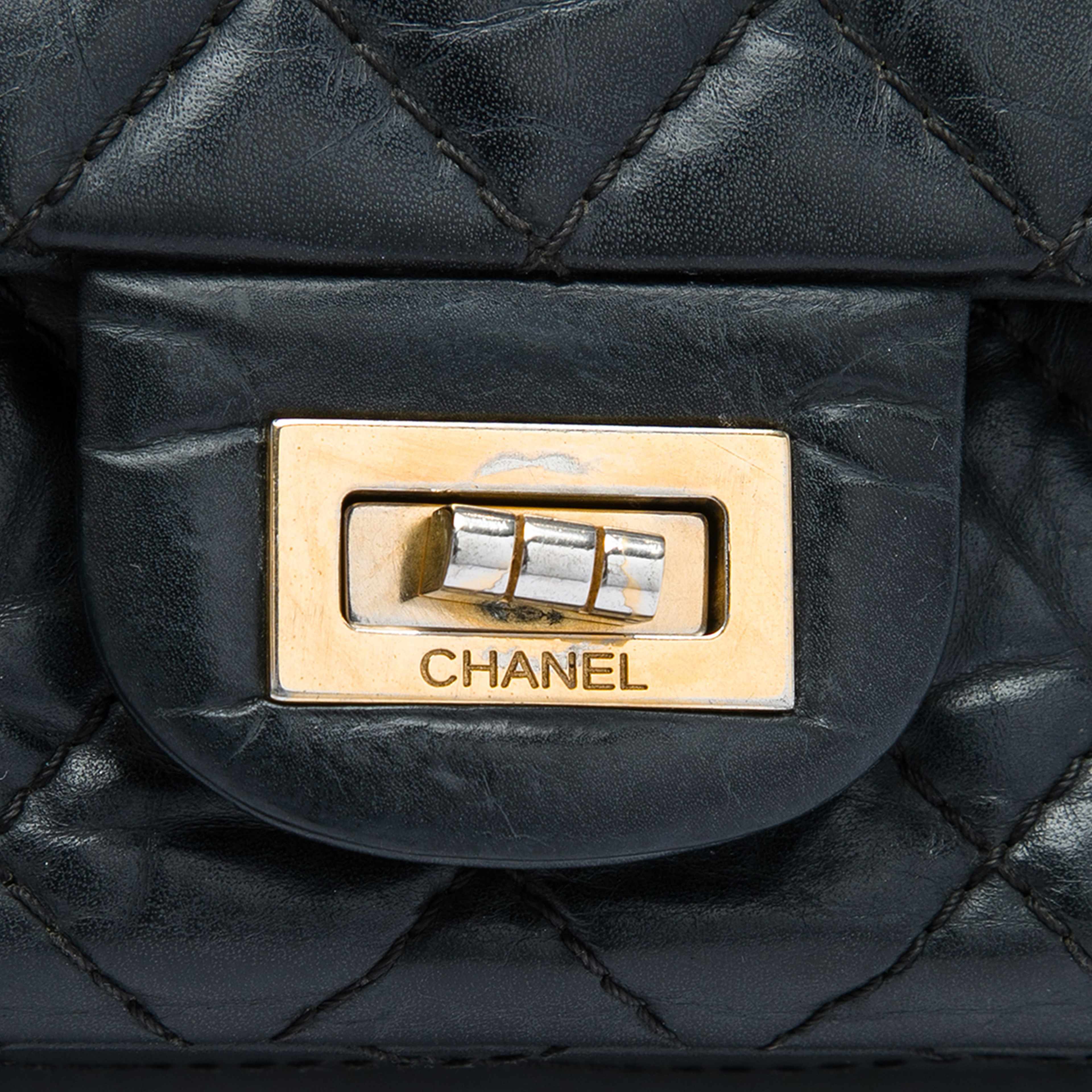 Chanel Quilted Aged Calfskin Reissue 2.55 Double Flap 225, från Luxclusif, i färgen svart. Klicka för att öppna bilden i stort format