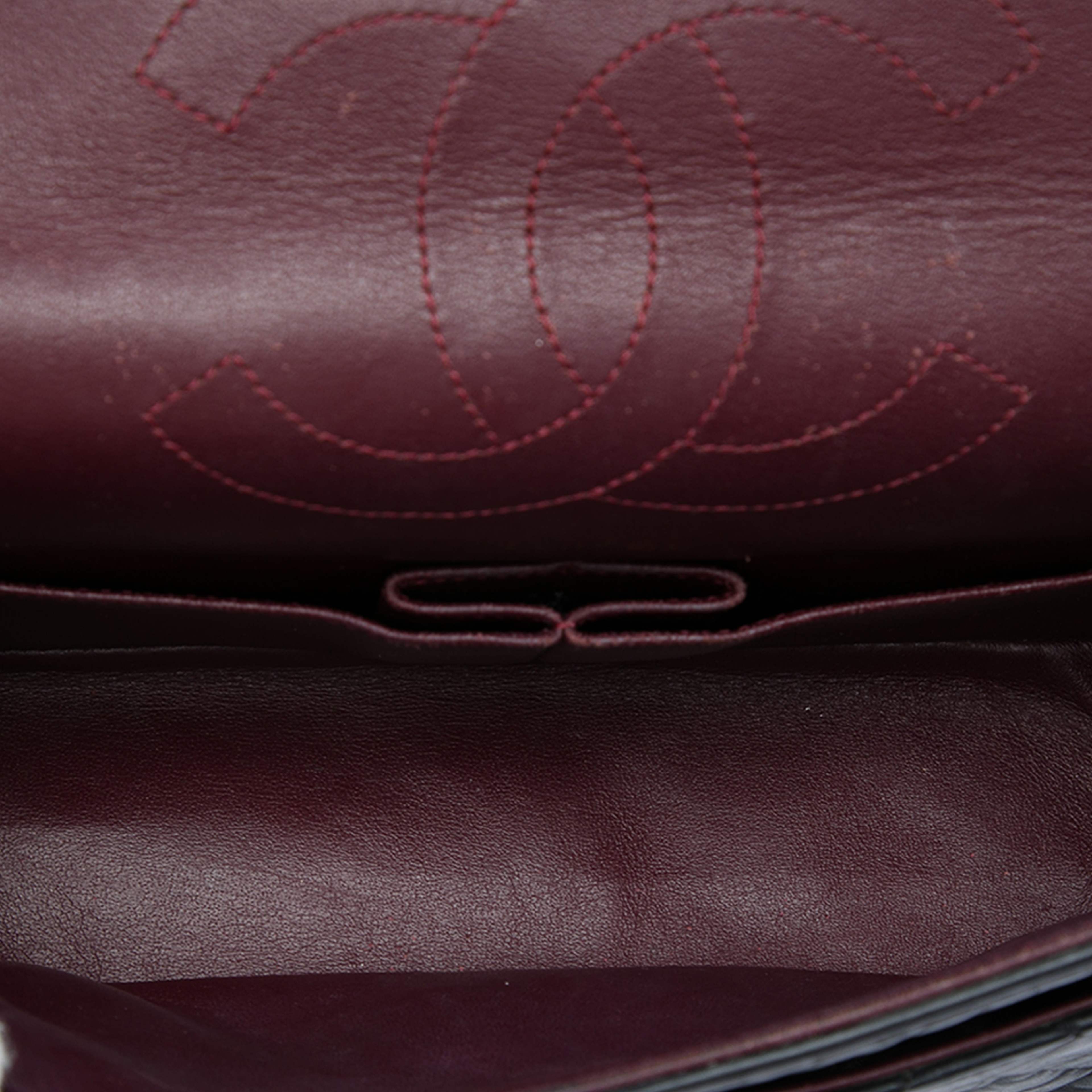 Chanel Quilted Aged Calfskin Reissue 2.55 Double Flap 225, från Luxclusif, i färgen svart. Klicka för att öppna bilden i stort format
