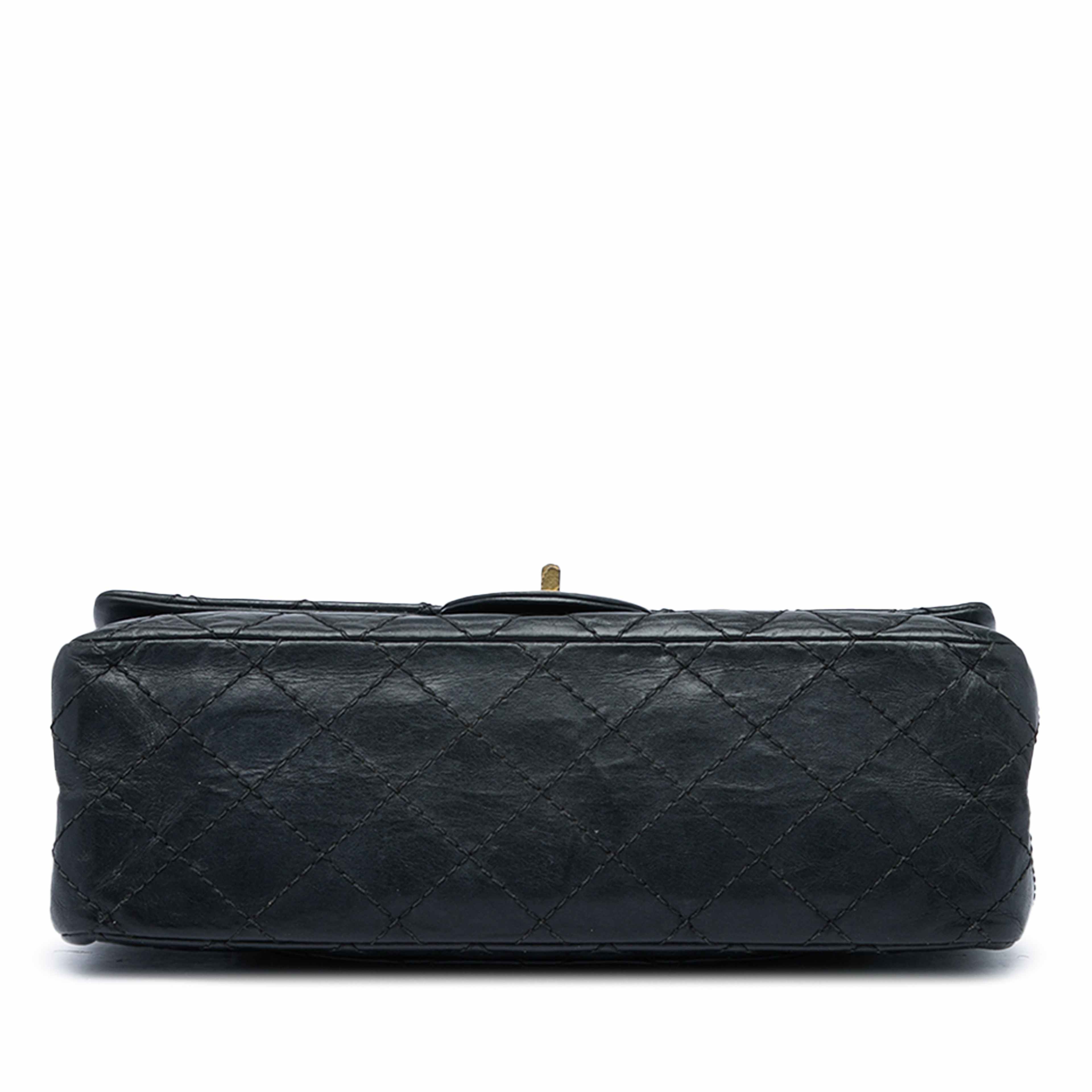 Chanel Quilted Aged Calfskin Reissue 2.55 Double Flap 225, från Luxclusif, i färgen svart. Klicka för att öppna bilden i stort format