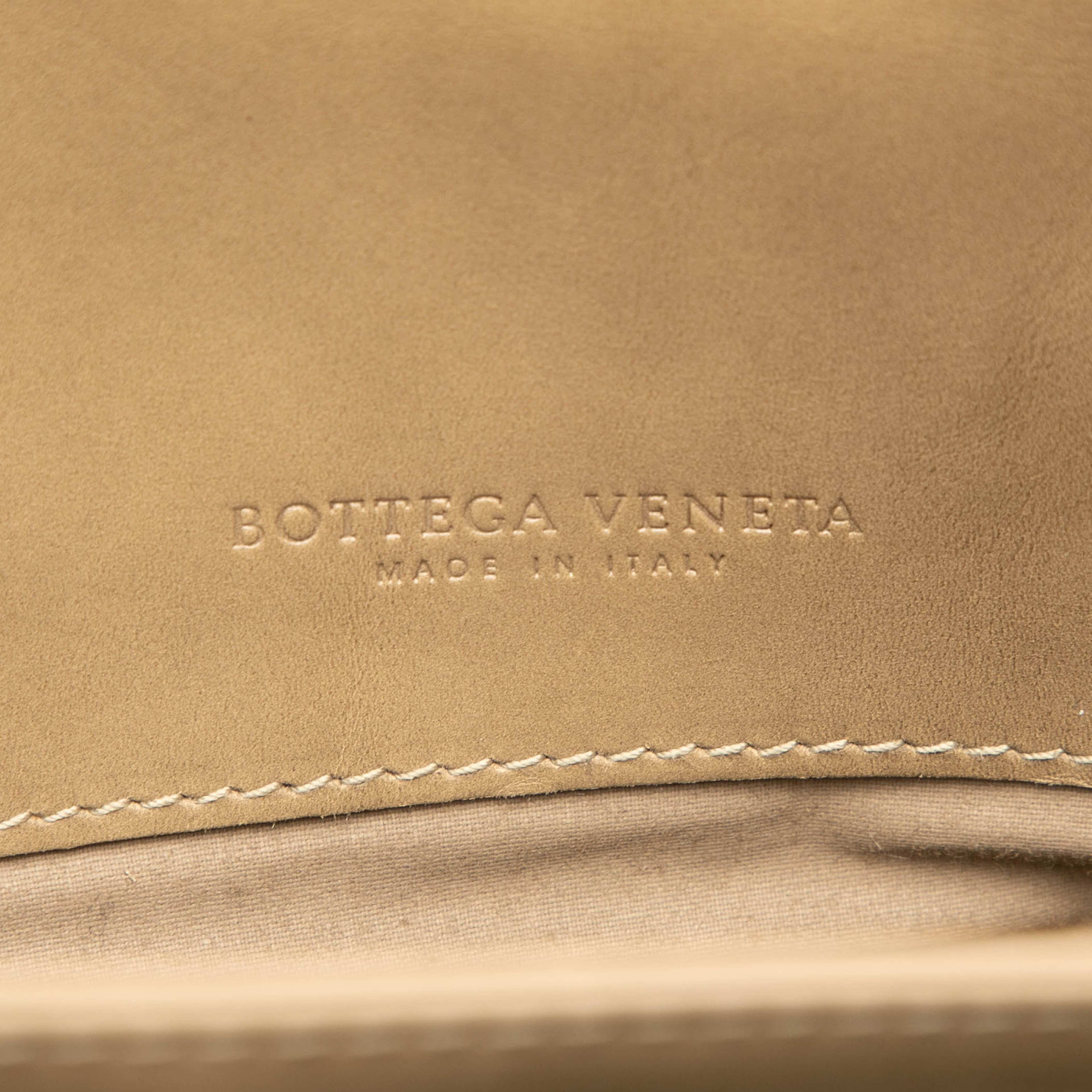 Bottega Veneta Nappa Intrecciato Business Bag, från Luxclusif, i färgen light brown. Klicka för att öppna bilden i stort format