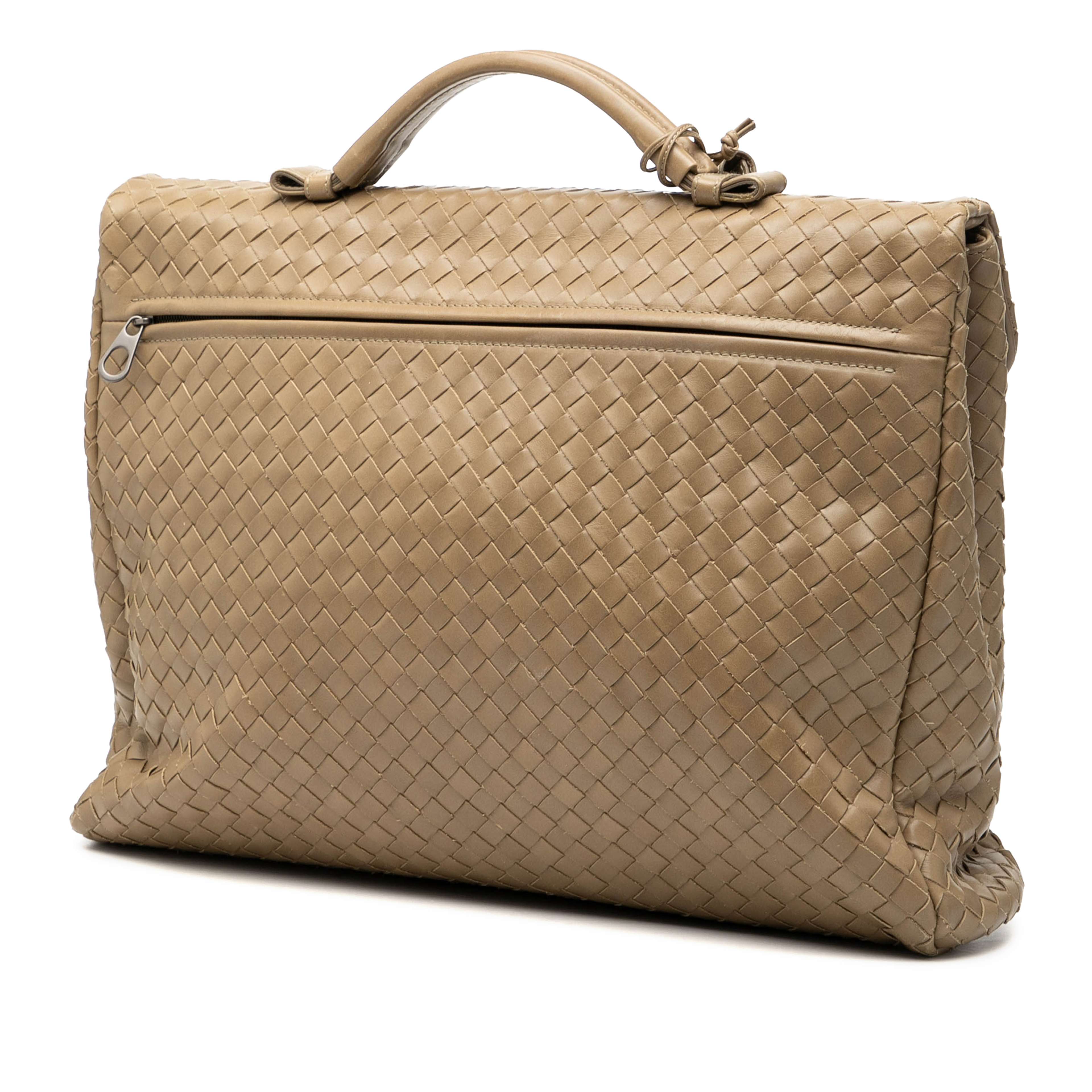 Bottega Veneta Nappa Intrecciato Business Bag, från Luxclusif, i färgen light brown. Klicka för att öppna bilden i stort format