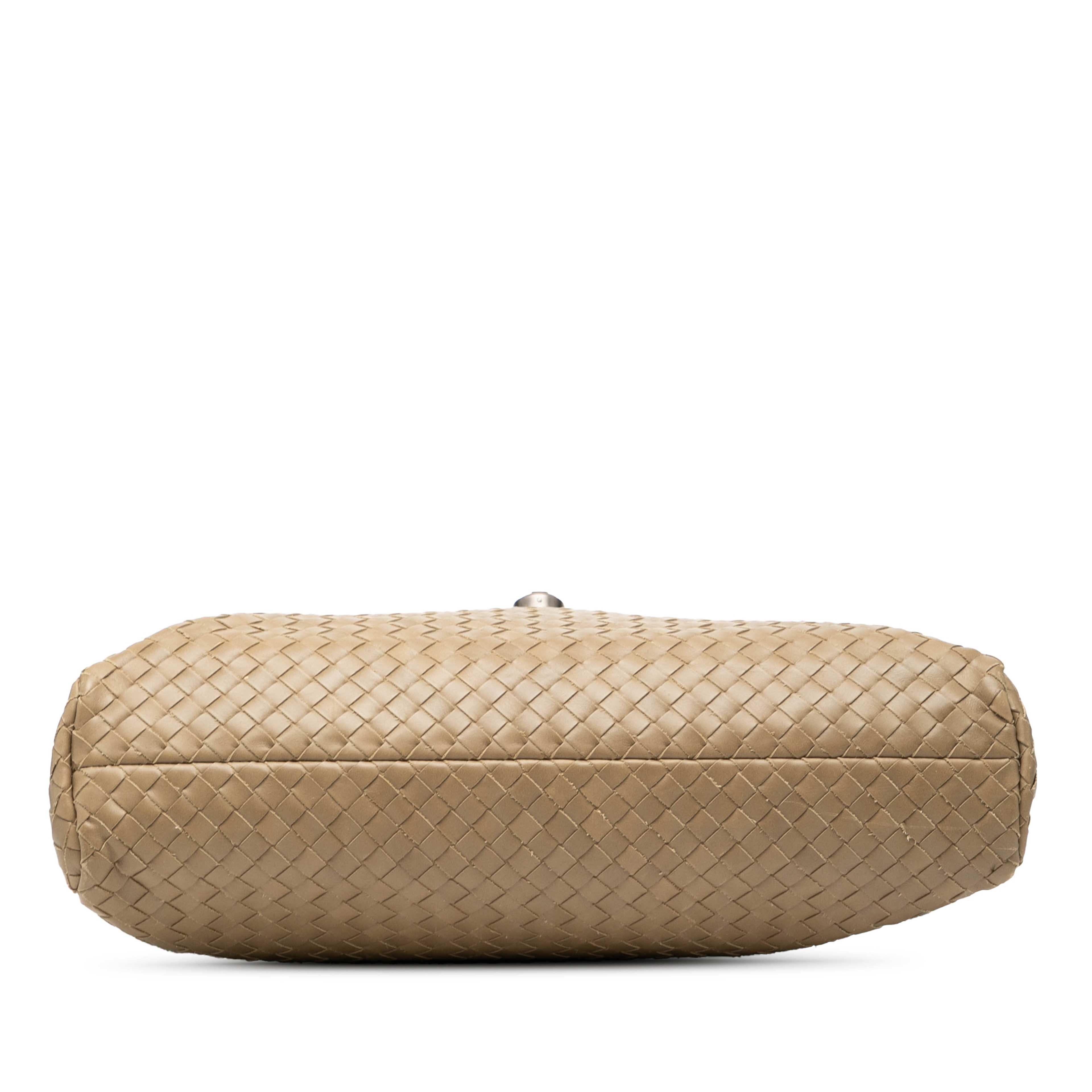 Bottega Veneta Nappa Intrecciato Business Bag, från Luxclusif, i färgen light brown. Klicka för att öppna bilden i stort format