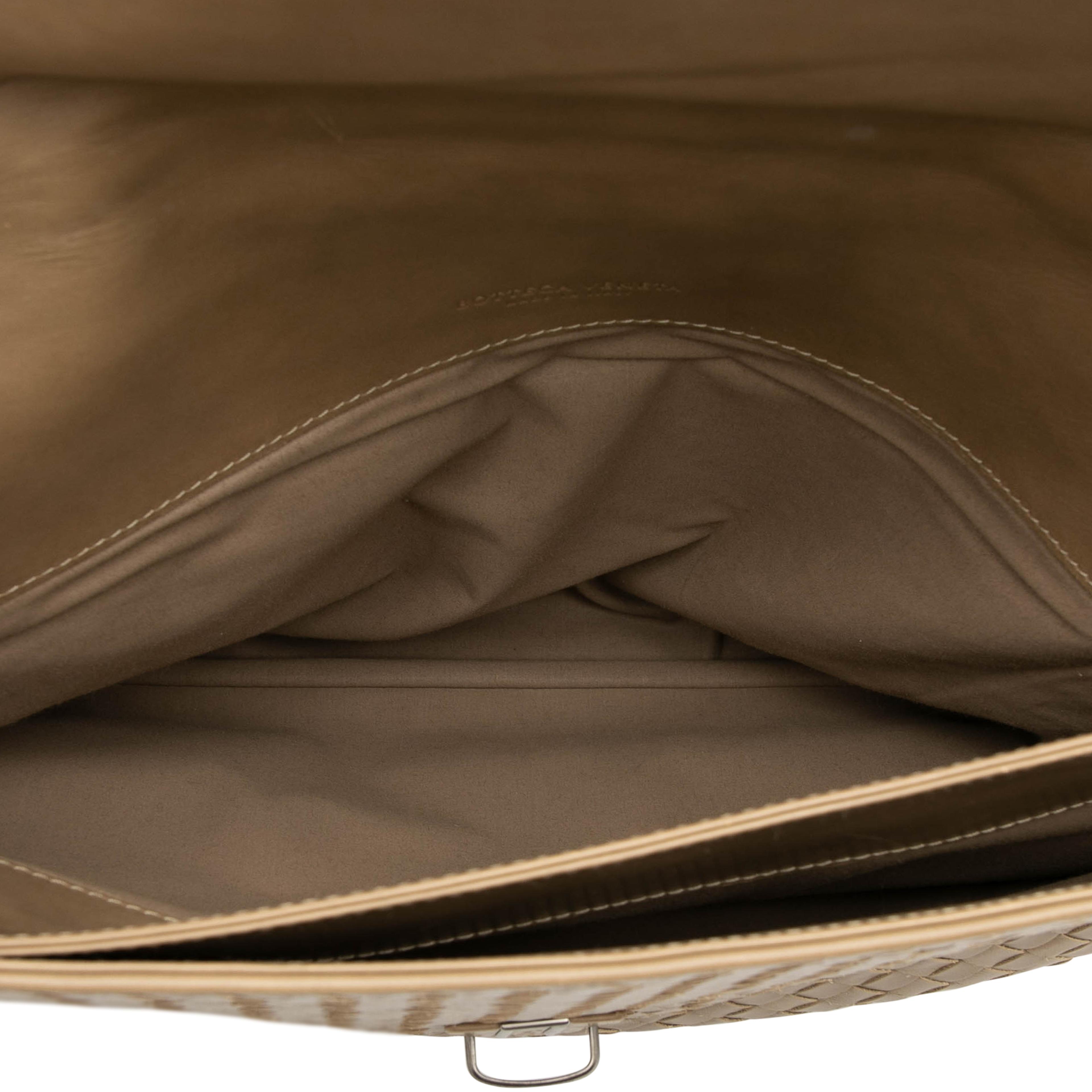 Bottega Veneta Nappa Intrecciato Business Bag, från Luxclusif, i färgen light brown. Klicka för att öppna bilden i stort format