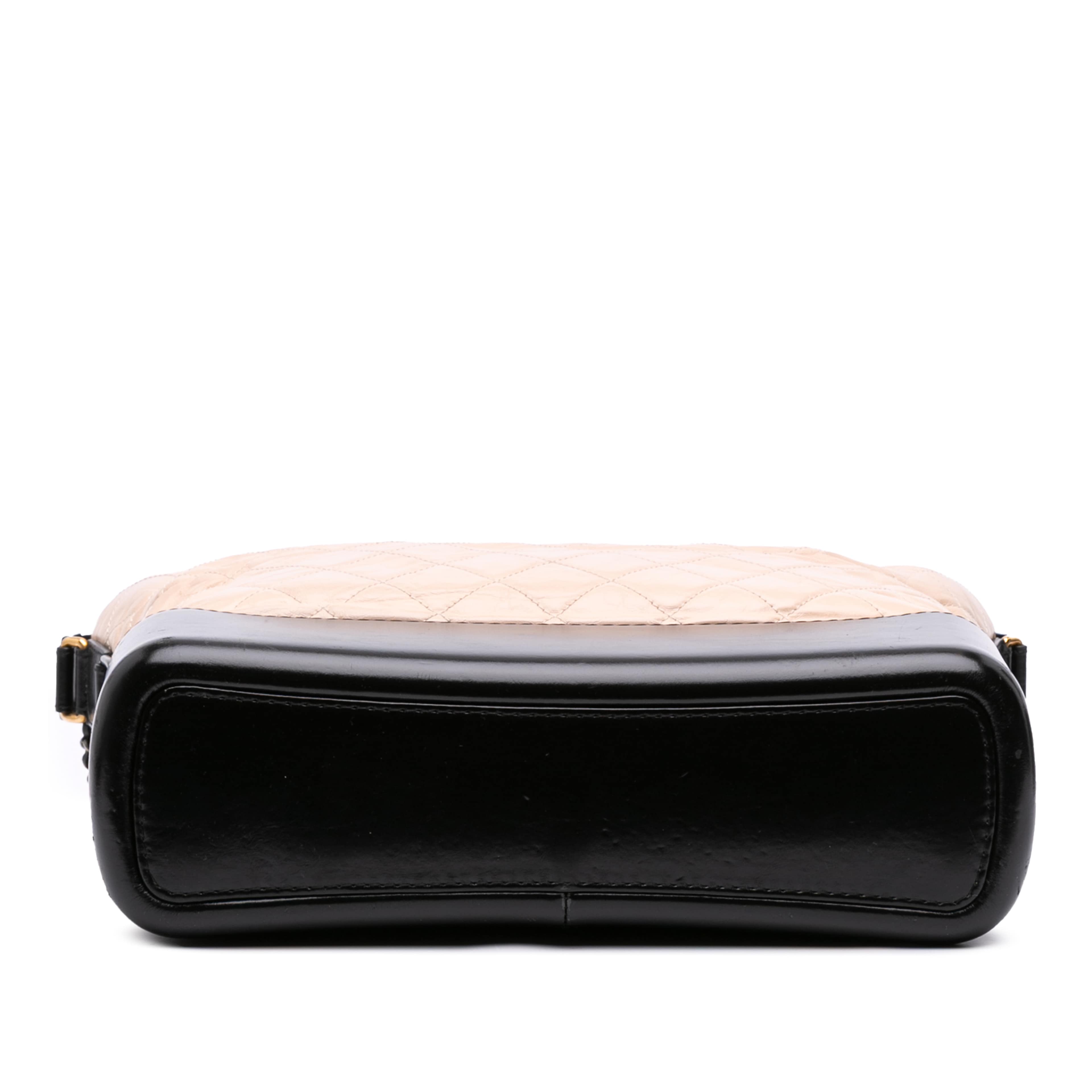 Chanel Large Aged Calfskin Gabrielle Crossbody, från Luxclusif, i färgen beige. Klicka för att öppna bilden i stort format