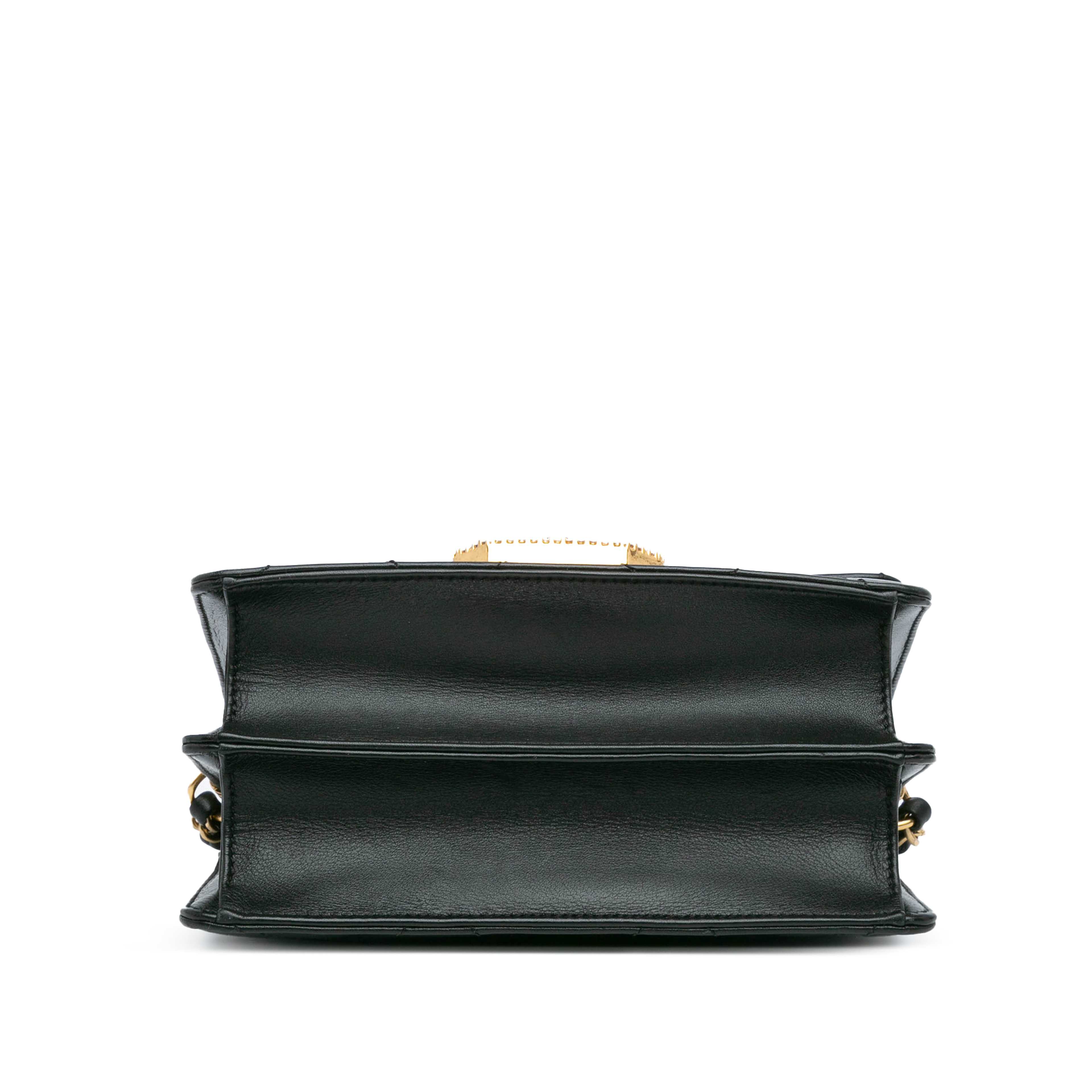 Chanel Quilted Lambskin Octagonal Buckle Crossbody, från Luxclusif, i färgen black. Klicka för att öppna bilden i stort format
