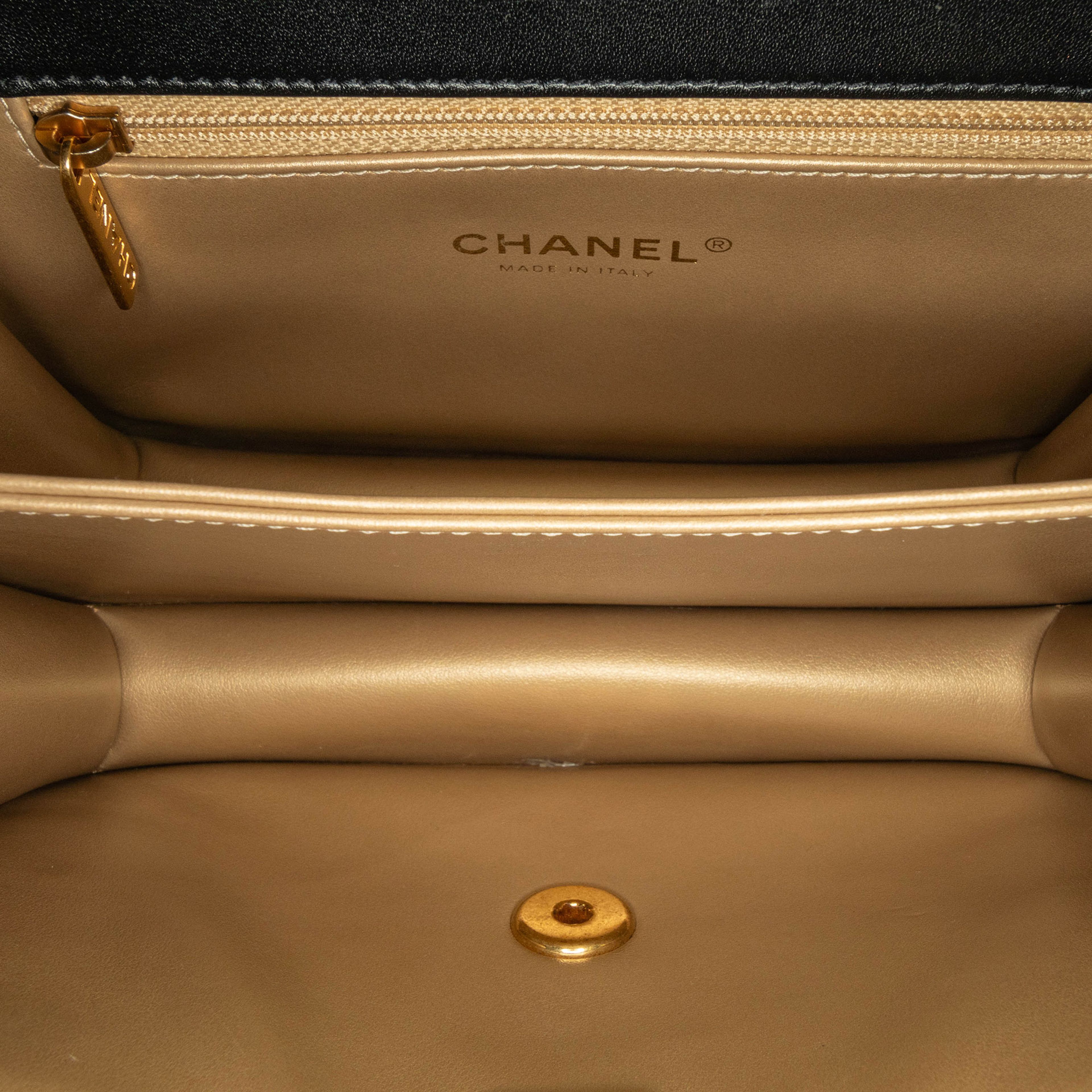 Chanel Quilted Lambskin Octagonal Buckle Crossbody, från Luxclusif, i färgen black. Klicka för att öppna bilden i stort format