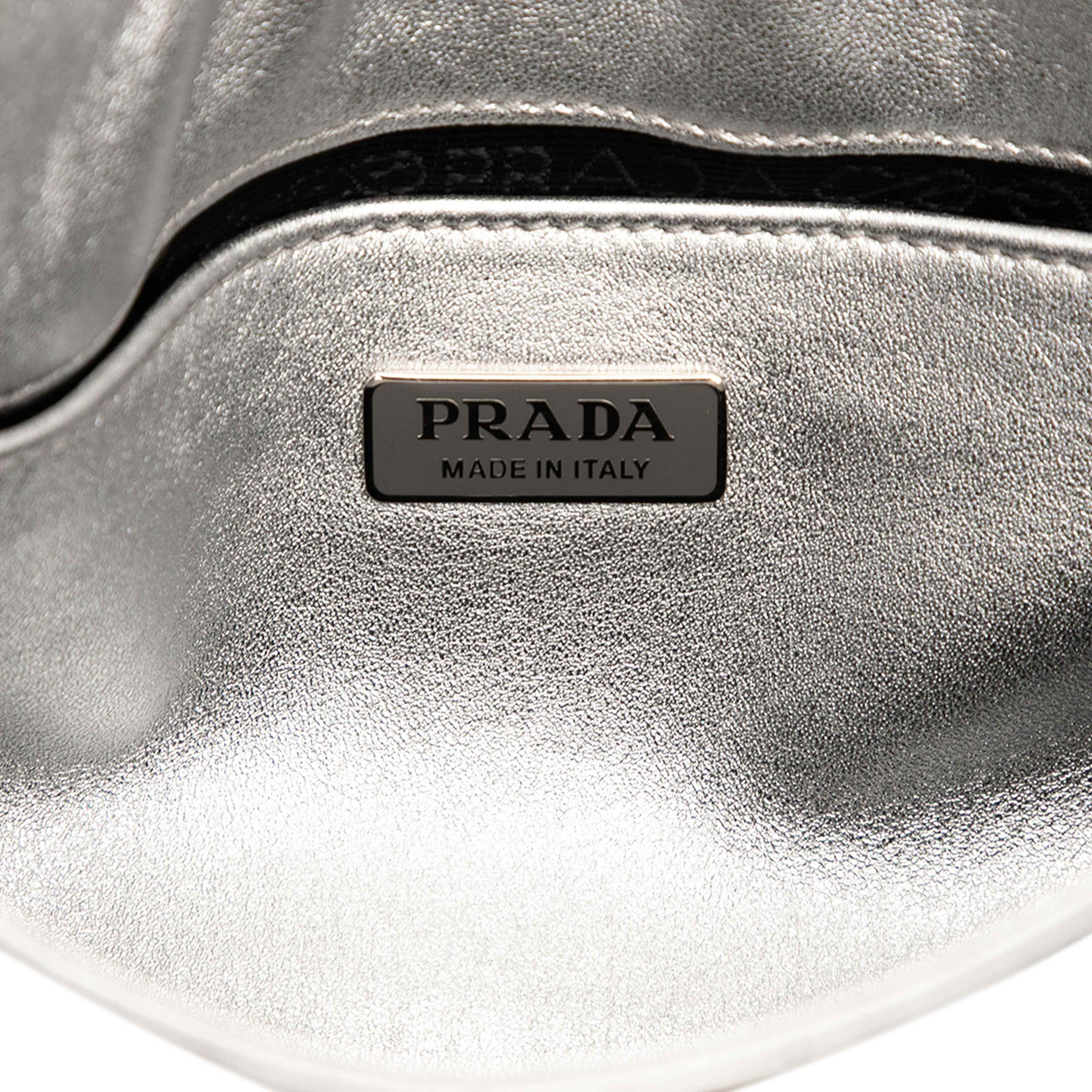 Prada Brushed Leather Cleo Shoulder Bag, från Luxclusif, i färgen silver. Klicka för att öppna bilden i stort format
