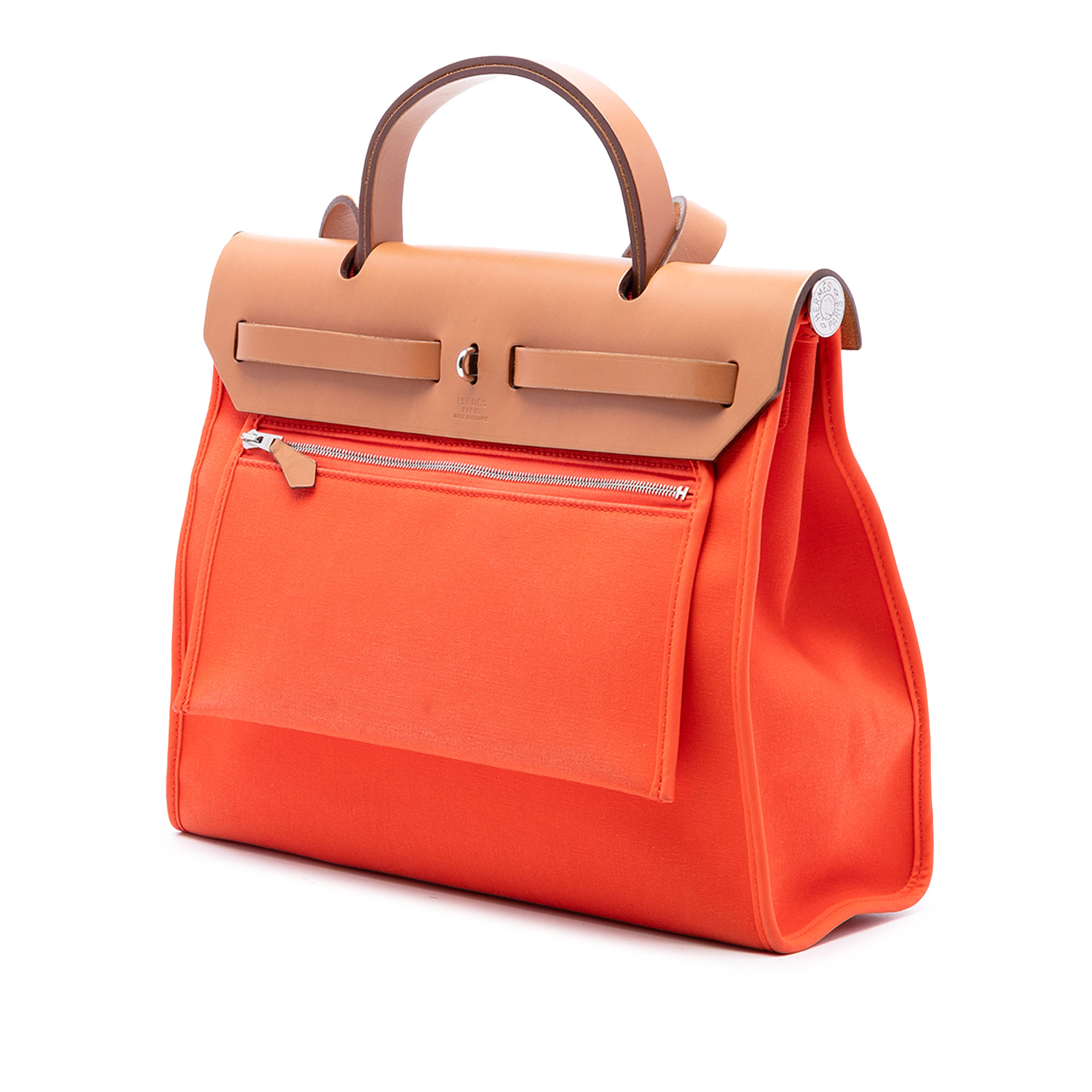 Hermès Toile Herbag Zip 31, från Luxclusif, i färgen orange. Klicka för att öppna bilden i stort format