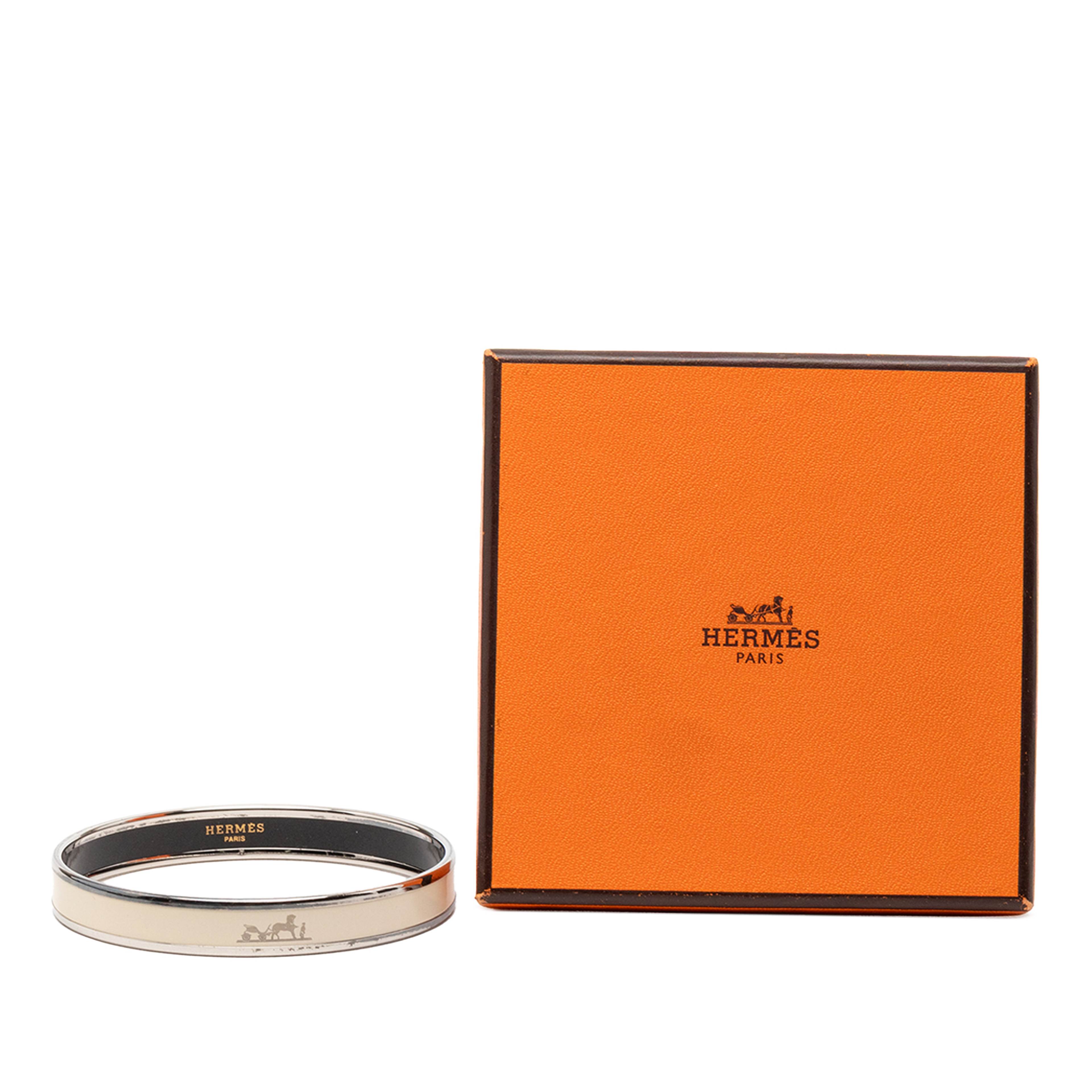 Hermès Narrow Enamel Caleche Bangle 70, från Luxclusif, i färgen vit. Klicka för att öppna bilden i stort format