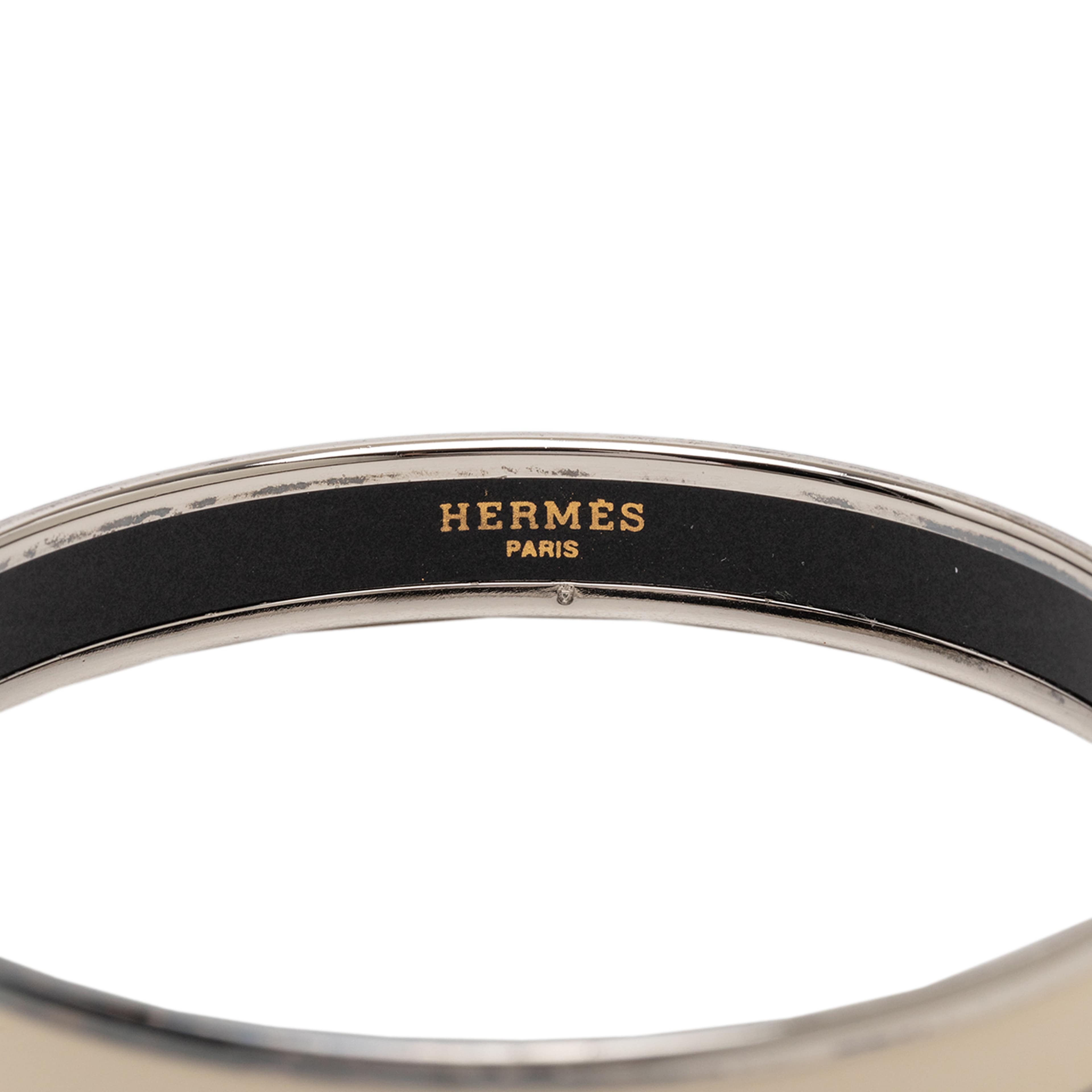 Hermès Narrow Enamel Caleche Bangle 70, från Luxclusif, i färgen ivory. Klicka för att öppna bilden i stort format