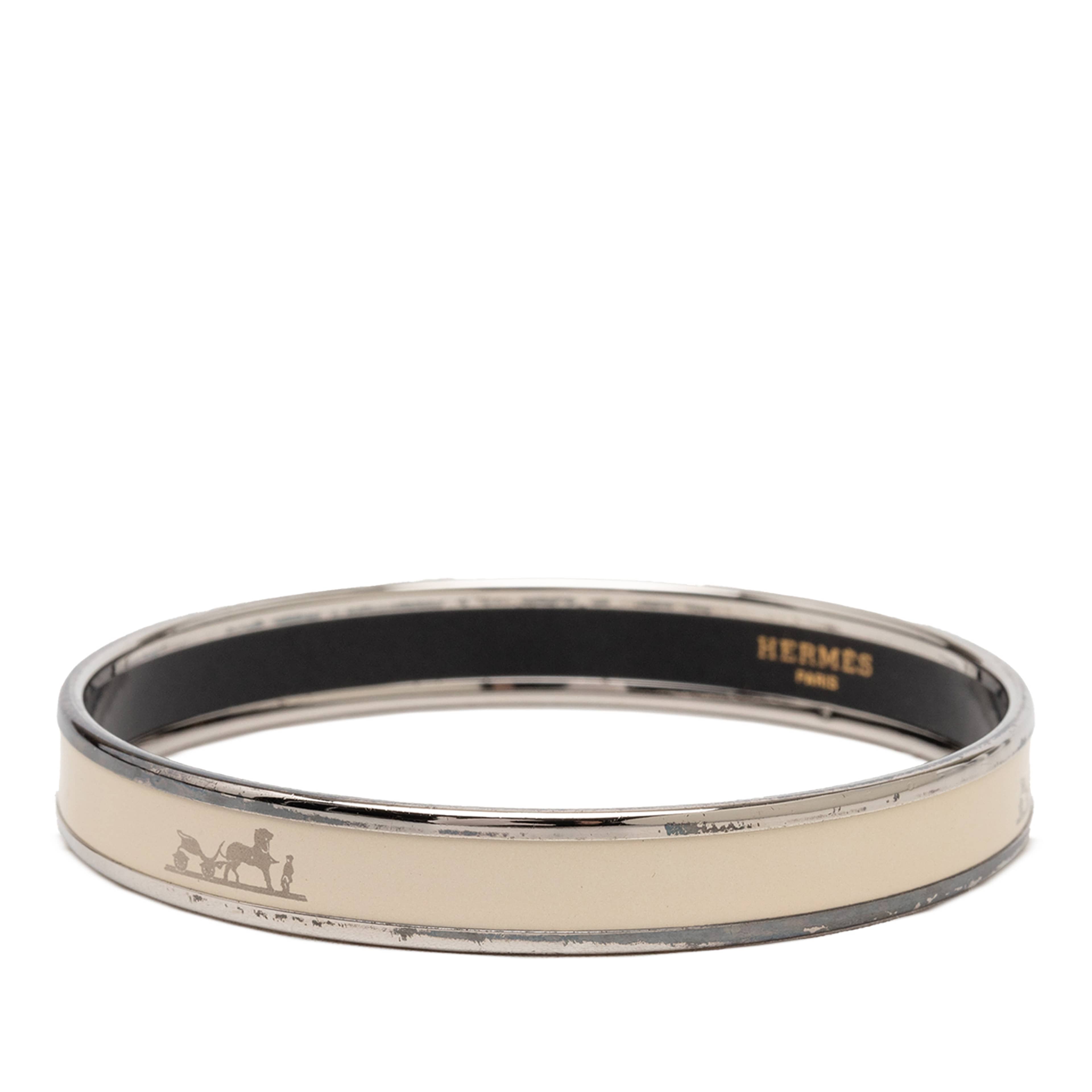 Hermès Narrow Enamel Caleche Bangle 70, från Luxclusif, i färgen ivory. Klicka för att öppna bilden i stort format