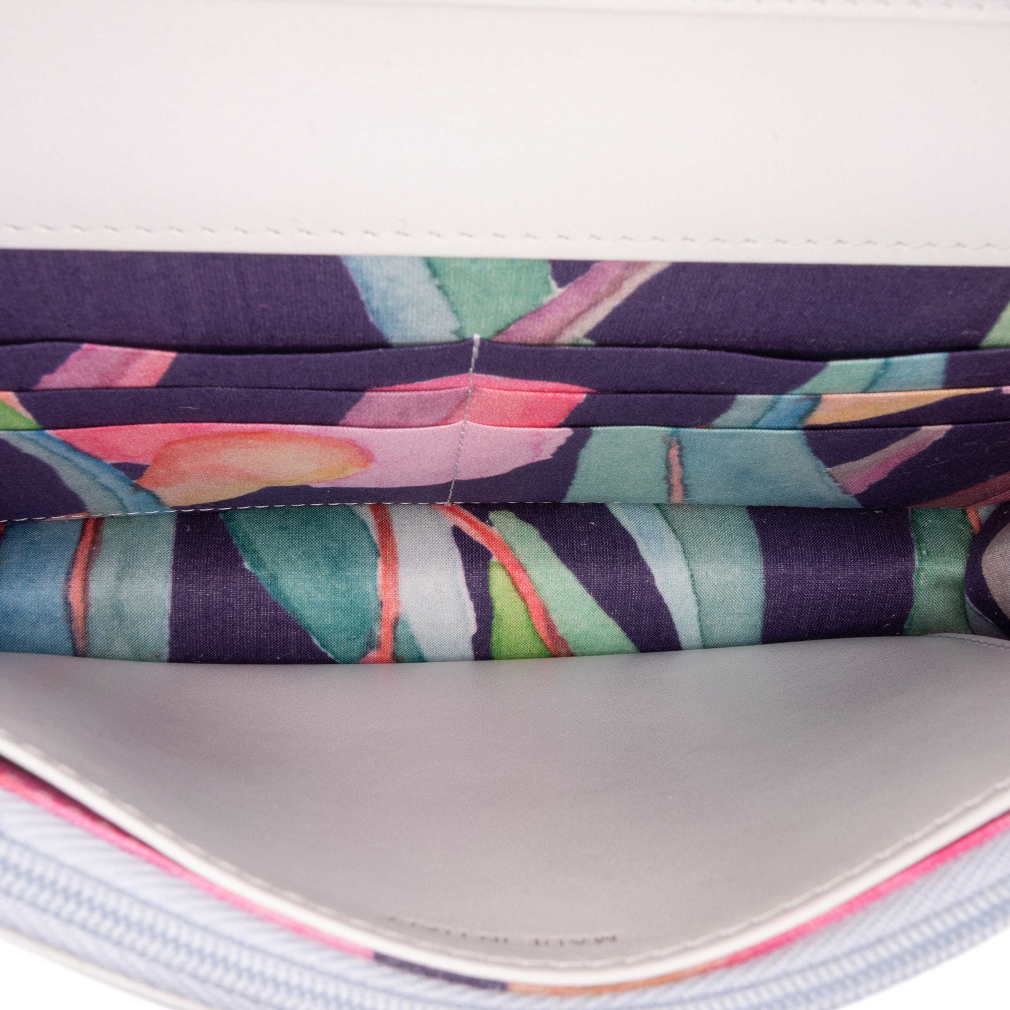 Chanel Cc Quilted Canvas Jungle Jeans Wallet On Chain, från Luxclusif, i färgen white. Klicka för att öppna bilden i stort format