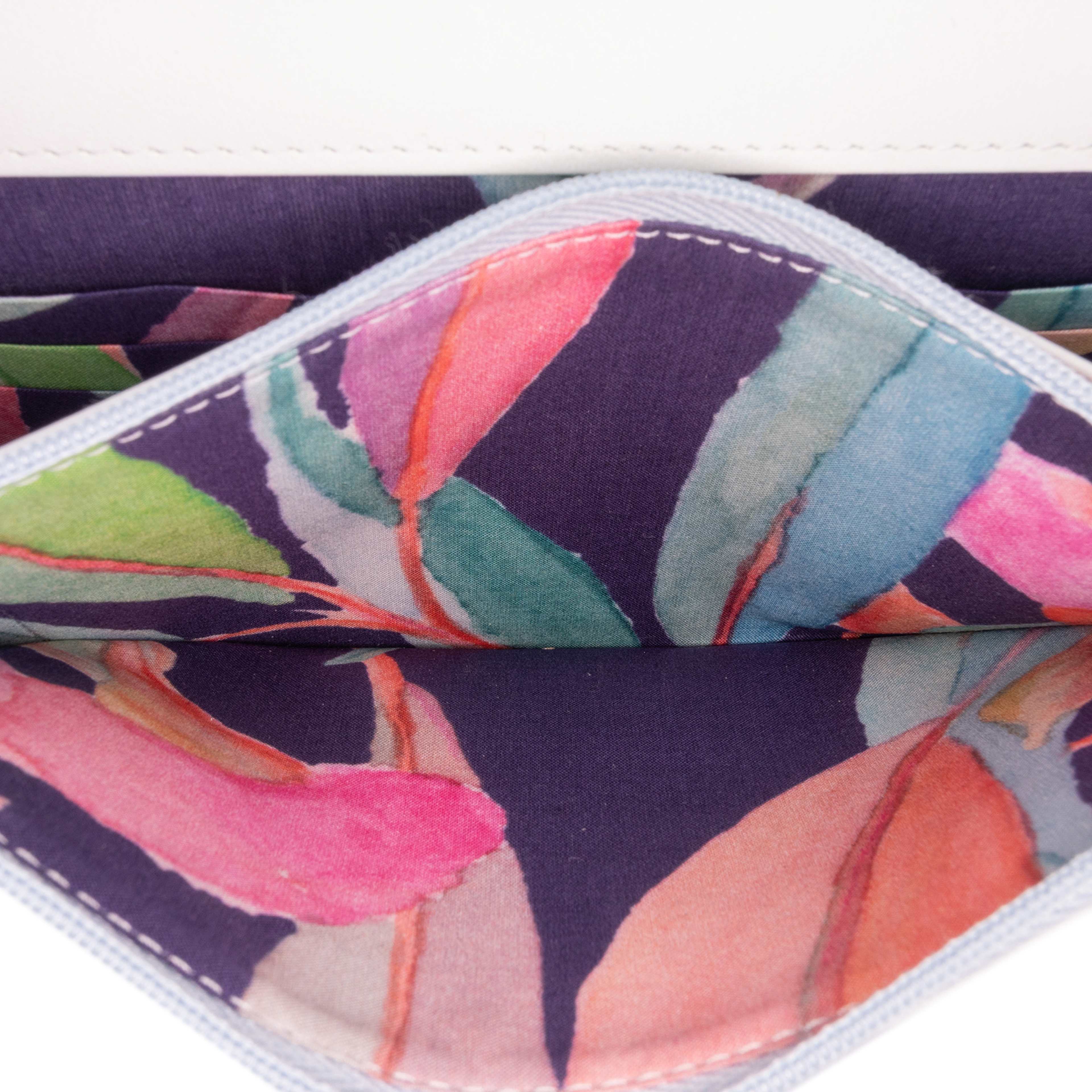 Chanel Cc Quilted Canvas Jungle Jeans Wallet On Chain, från Luxclusif, i färgen white. Klicka för att öppna bilden i stort format