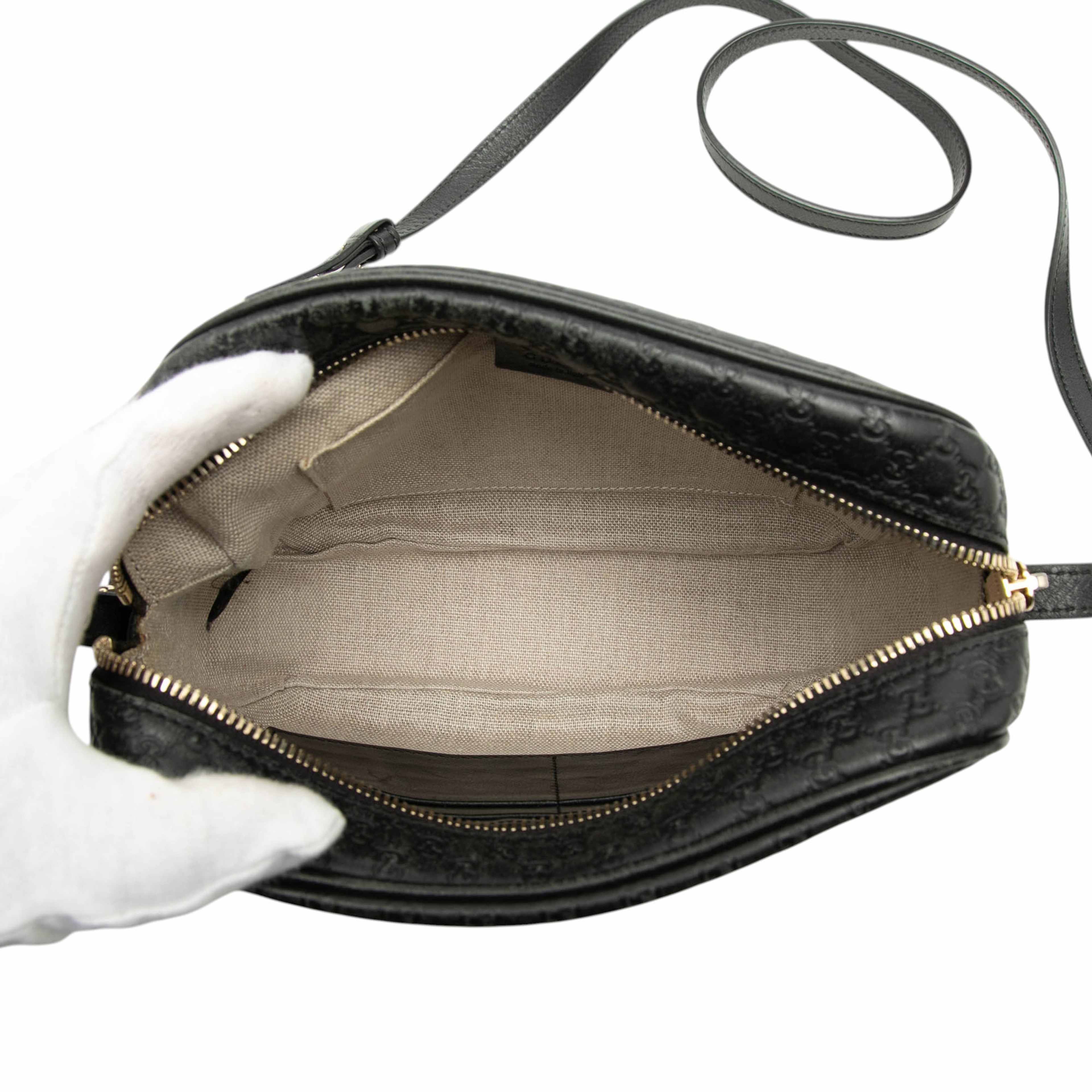 Gucci Microguccissima Bree Crossbody, från Luxclusif, i färgen black. Klicka för att öppna bilden i stort format