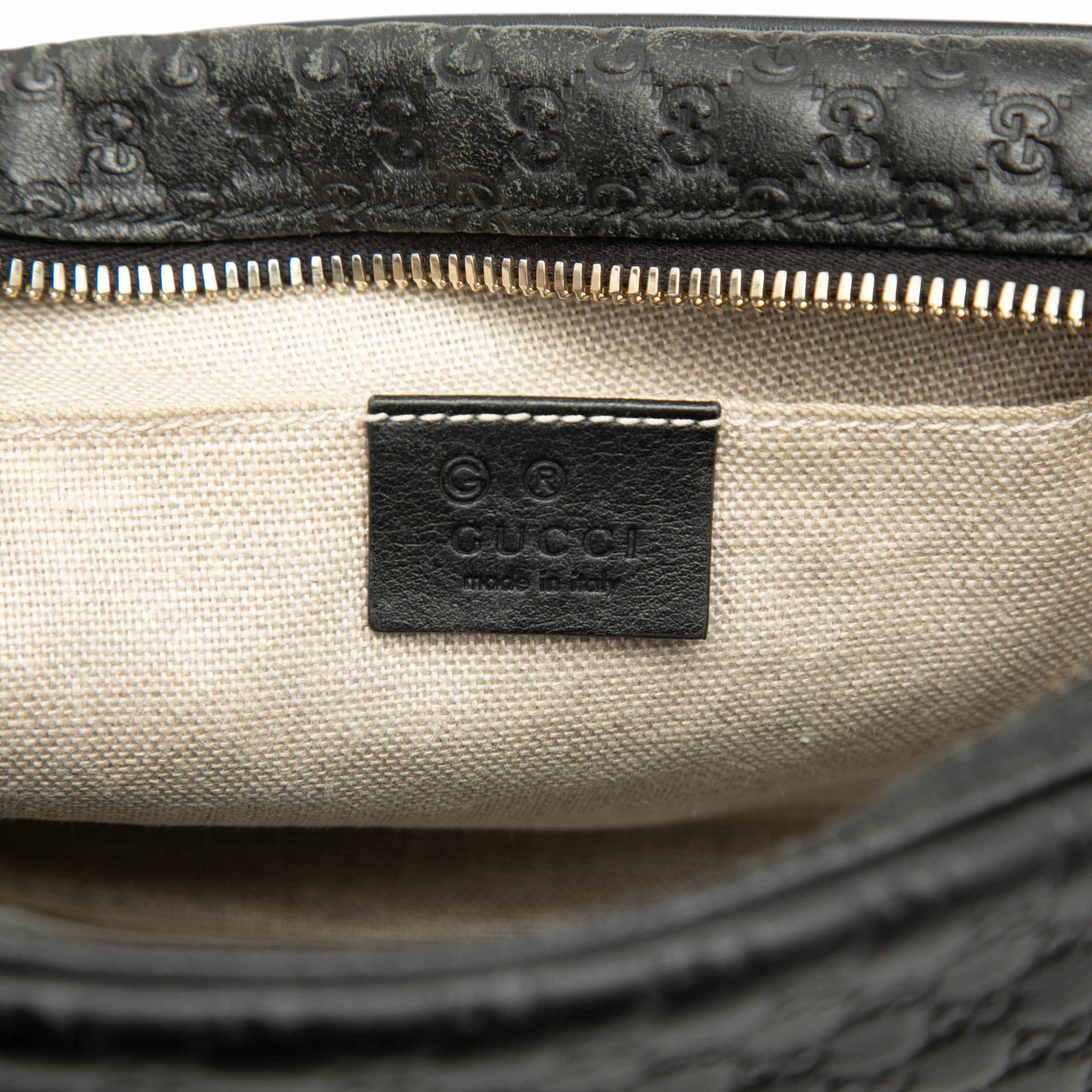 Gucci Microguccissima Bree Crossbody, från Luxclusif, i färgen black. Klicka för att öppna bilden i stort format